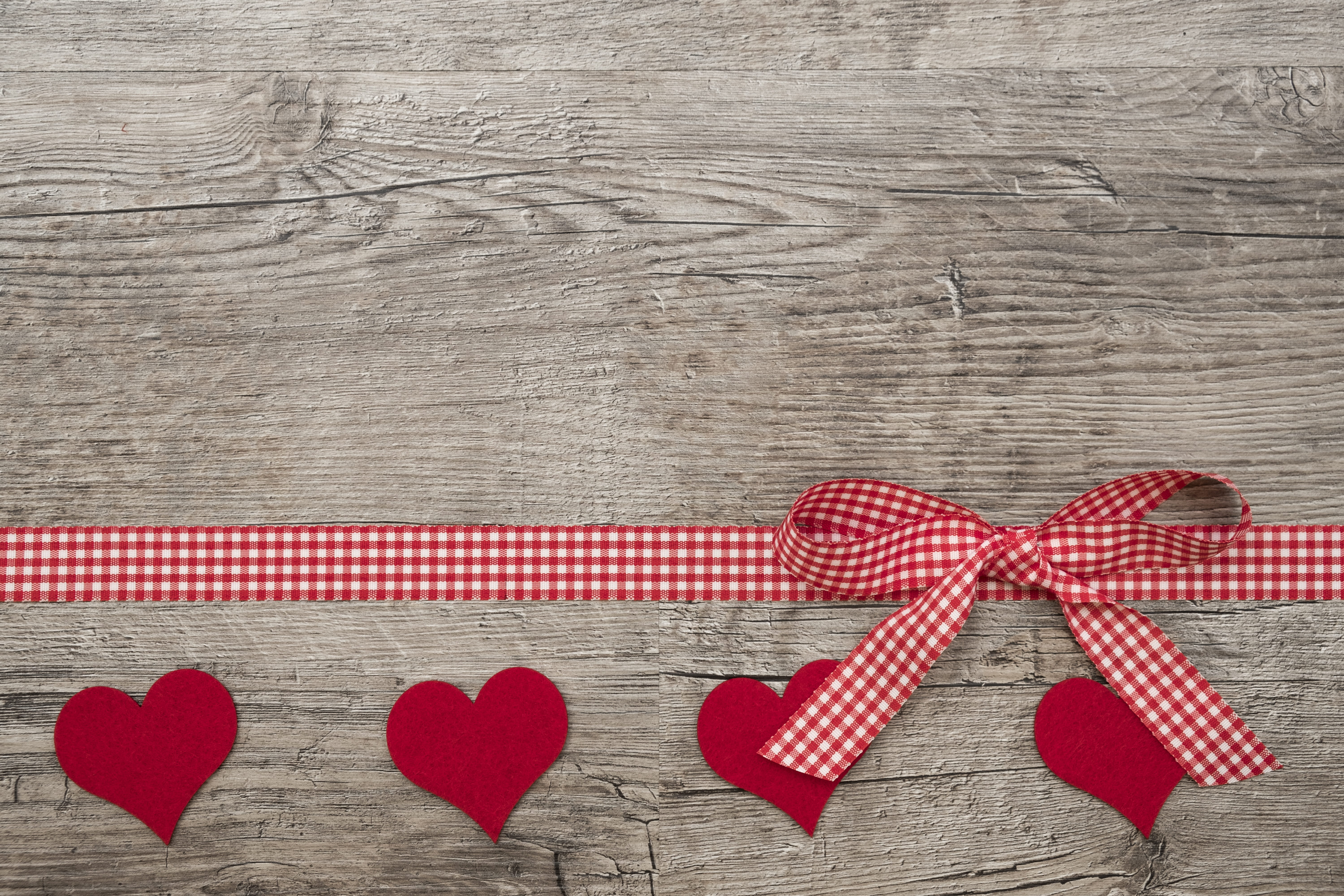 table, wood - material, positive emotion, emotion, red, postcard, 5K, close-up, map, christmas, birthday, indoors, heart shape, give, no people, high angle view, HD Wallpaper