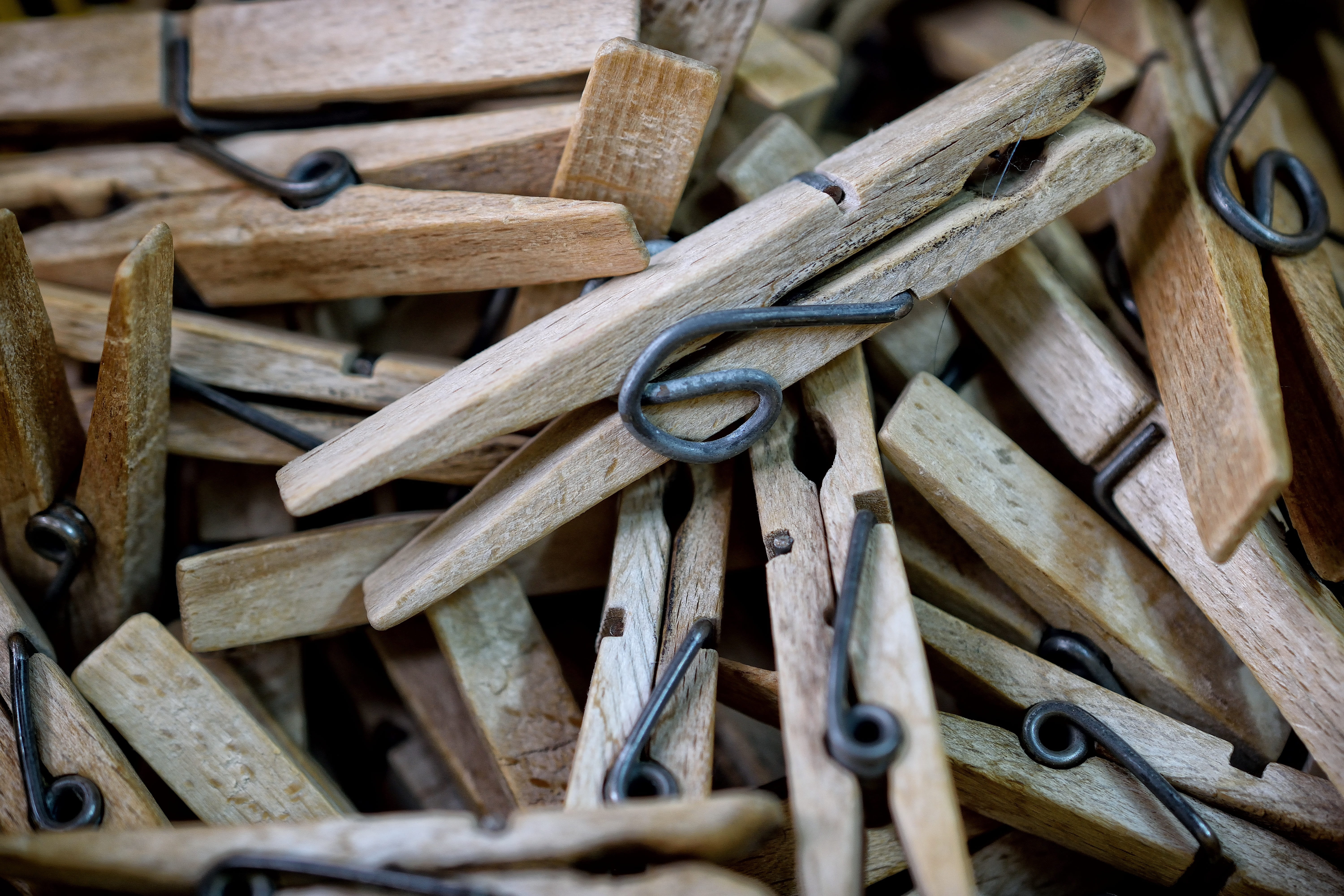 large group of objects, still life, timber, nail, pin, selective focus, wood, Hang Up, photography, focus, log, abundance, outdoors, clothesline, home, HD Wallpaper