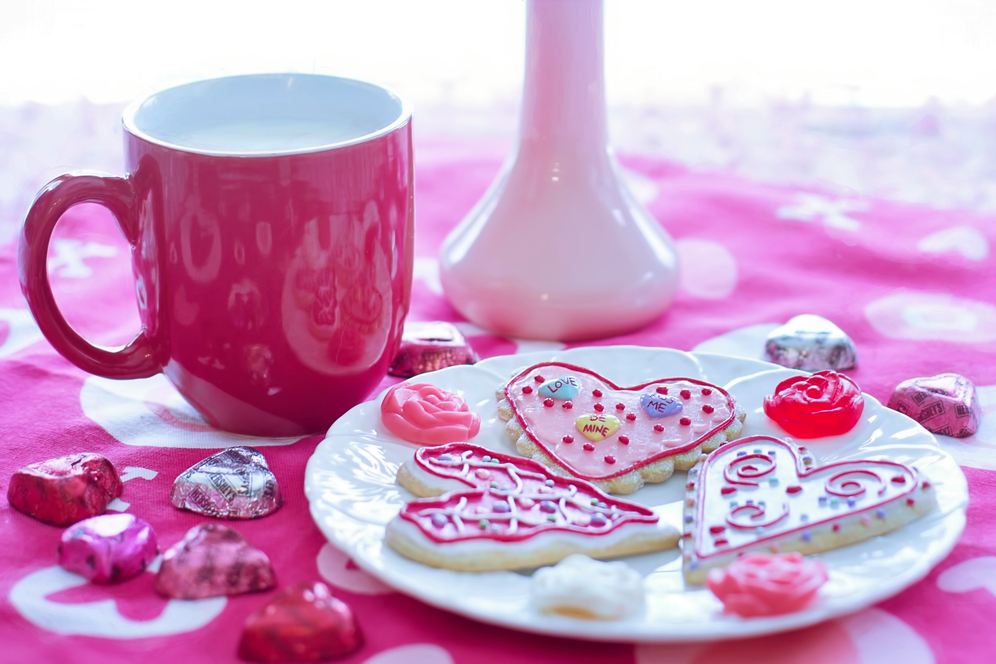 mug, beside, holiday, close-up, heart, valentine cookies, tea - hot drink, cup, cute, plate, saucer, romantic, temptation, teapot, dessert, baked, red, HD Wallpaper