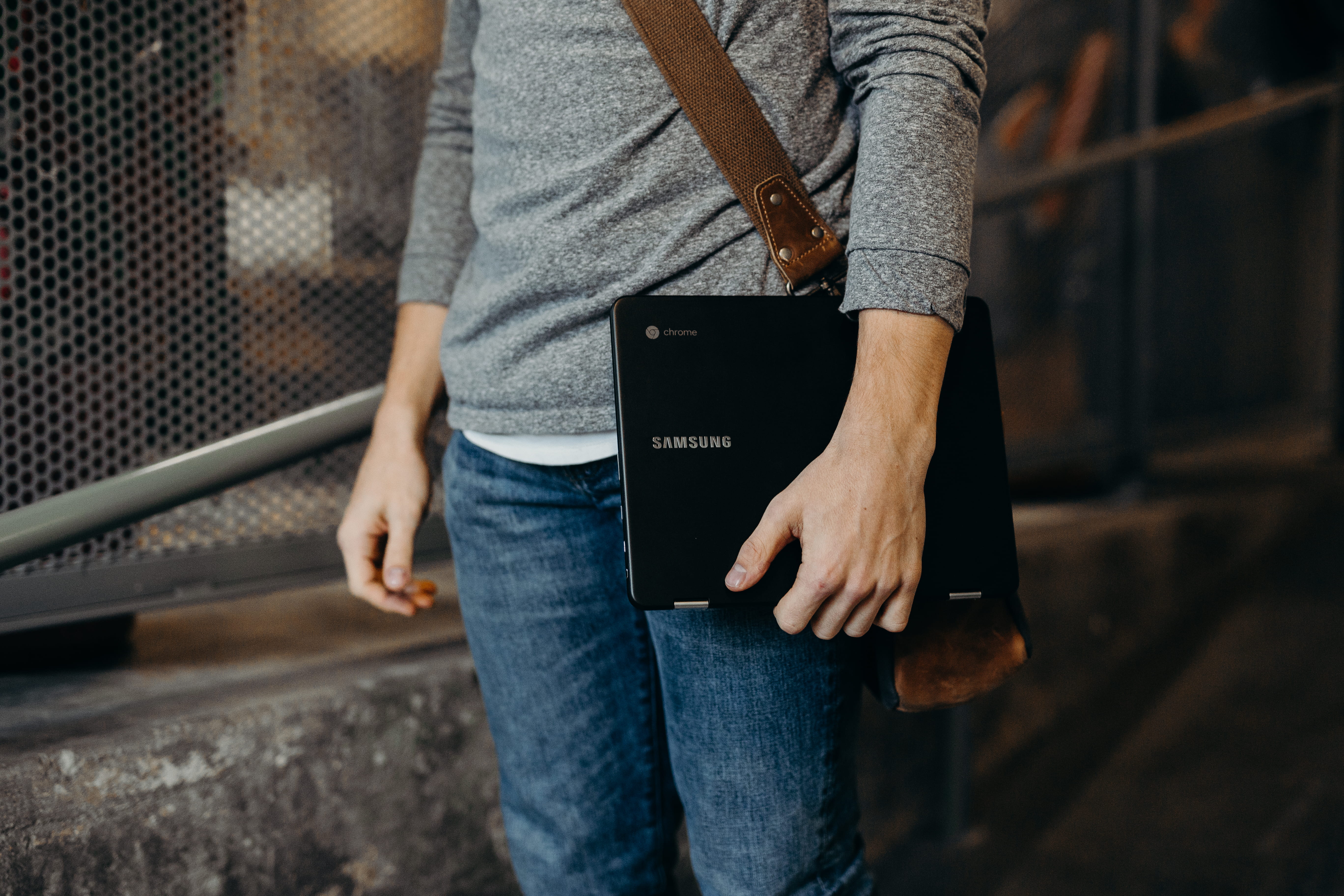 brown, day, portable, carry, technology, human hand, leisure activity, men, casual clothing, connection, 5K, person, black, relaxation, google chromebooks, HD Wallpaper