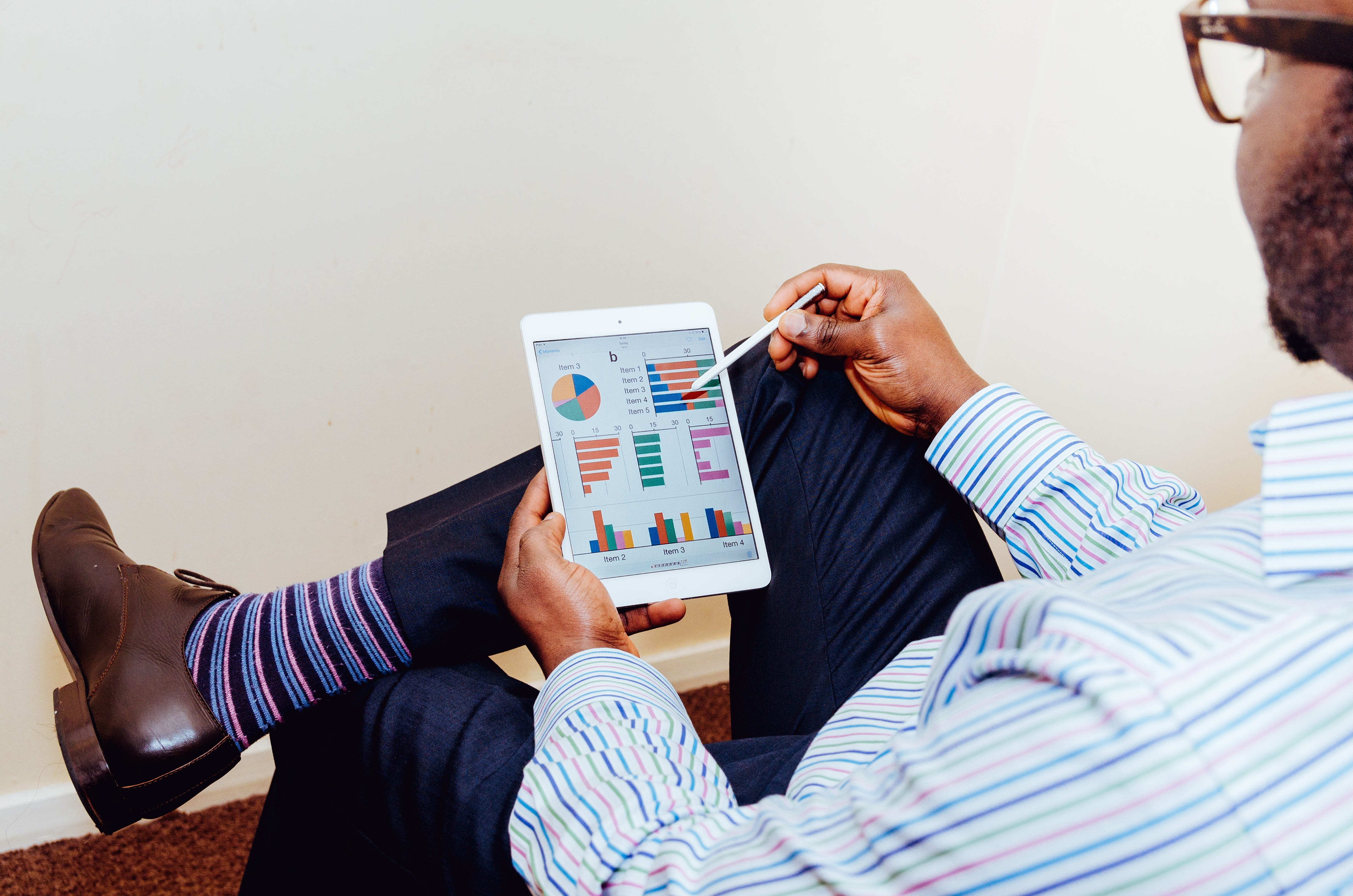 working, holding, male, males, furniture, tablet, person, technology, man, conference, using computer, professional, lifestyles, digital tablet, wireless technology, HD Wallpaper