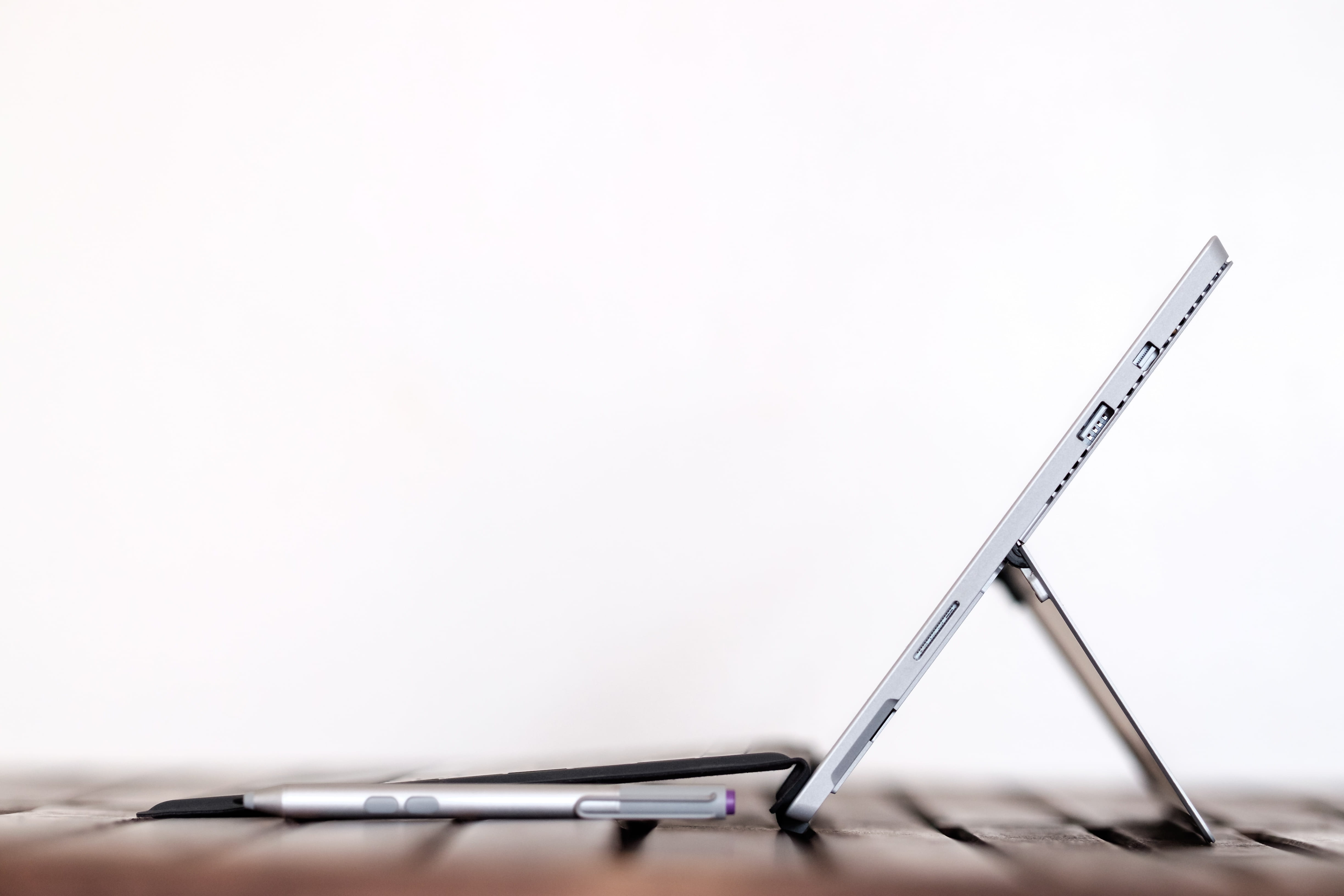 electronic device, white background, white, indoors, front, accuracy, table, fountain pen, notebook, metal, computer, stand, gray, 4K, studio shot, close-up, HD Wallpaper