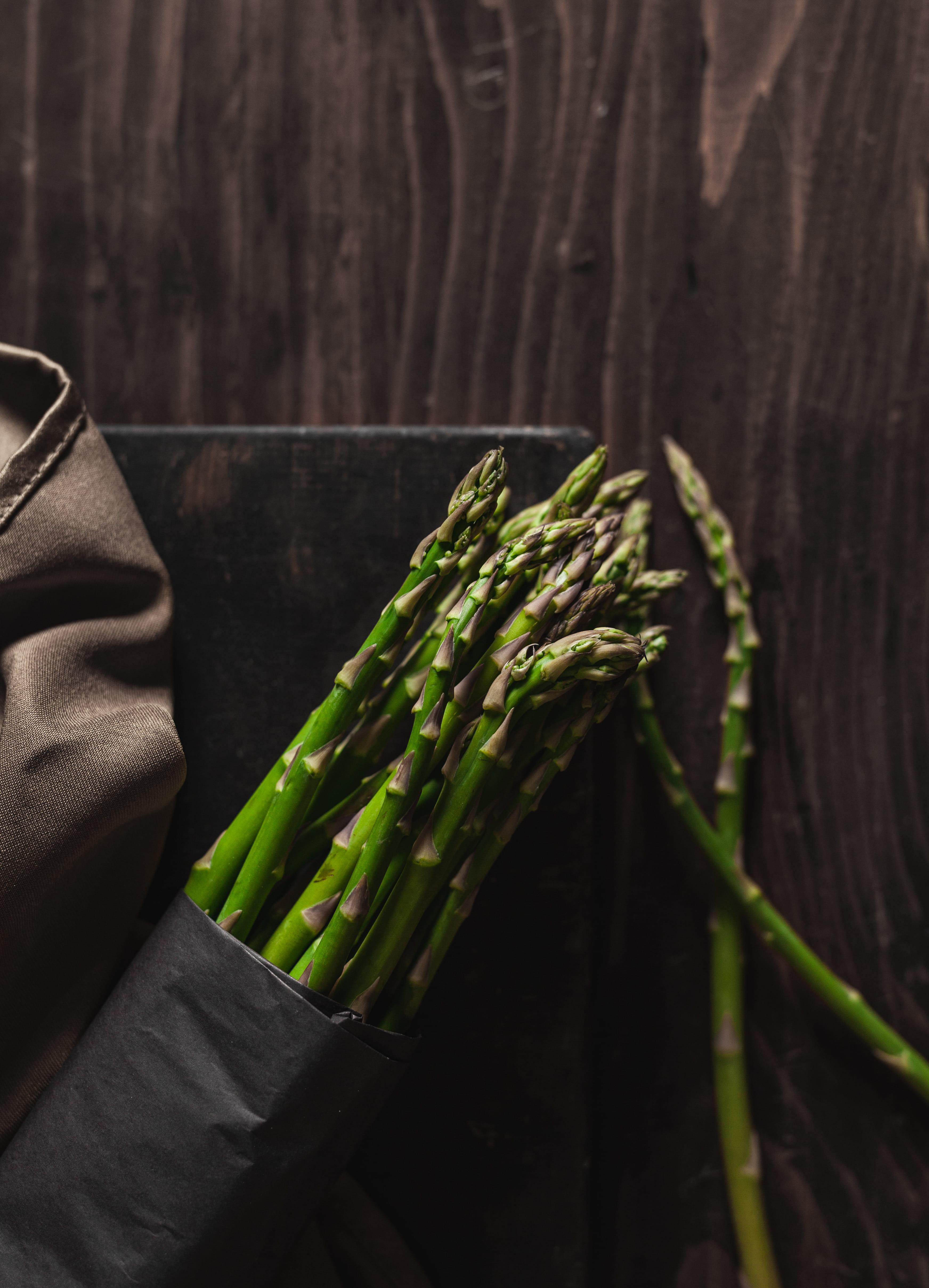 food and drink, green, raw food, 4K, bundle, nature, freshness, close-up, wood - material, healthy eating, wellbeing, plant, one person, green color, food, Phone HD Wallpaper
