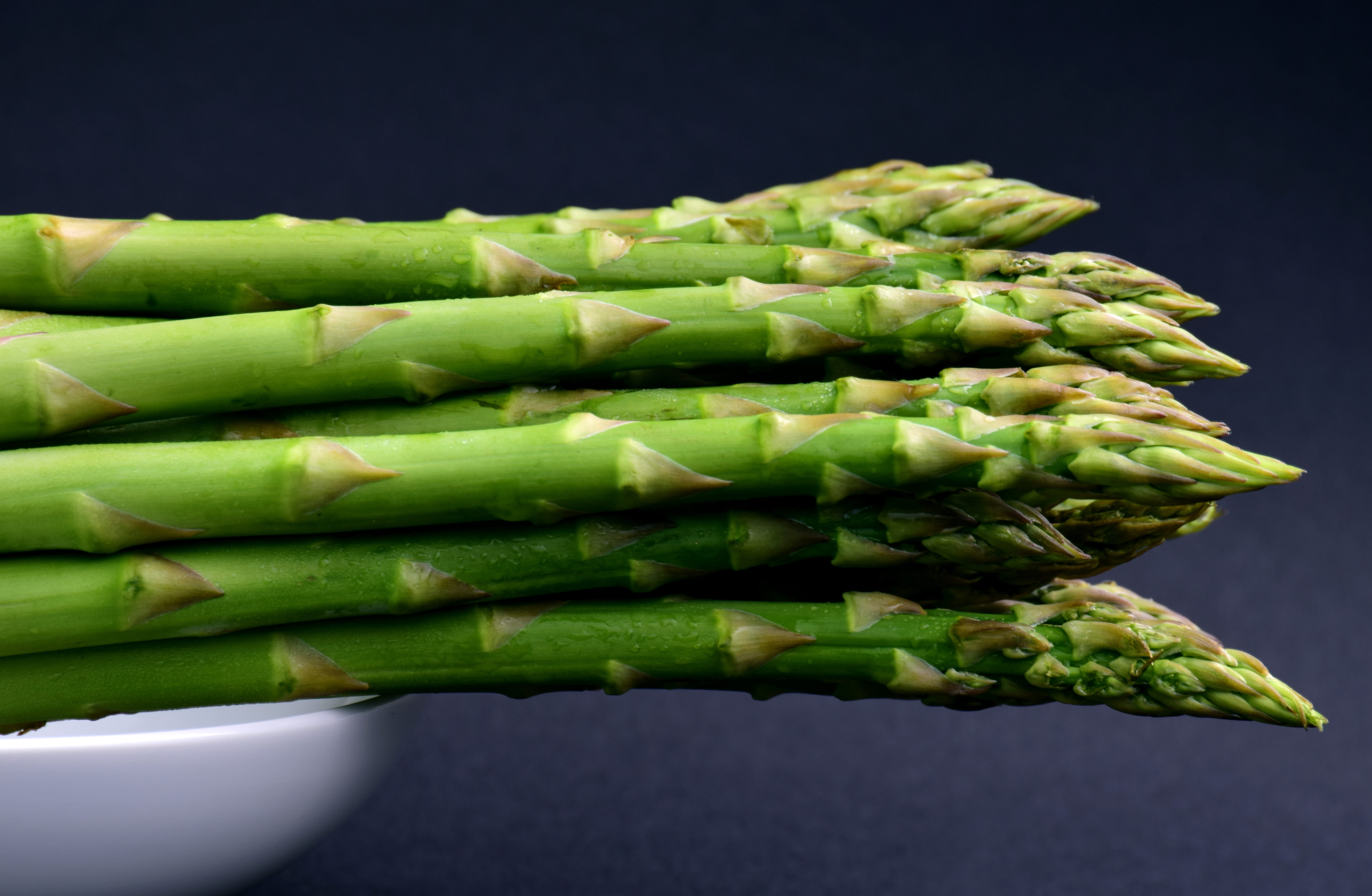 studio shot, delicious, indoors, organic, food and drink, 5K, stack, wellbeing, vegetable, vegan, healthy eating, green asparagus, green, asparagus, eat, HD Wallpaper