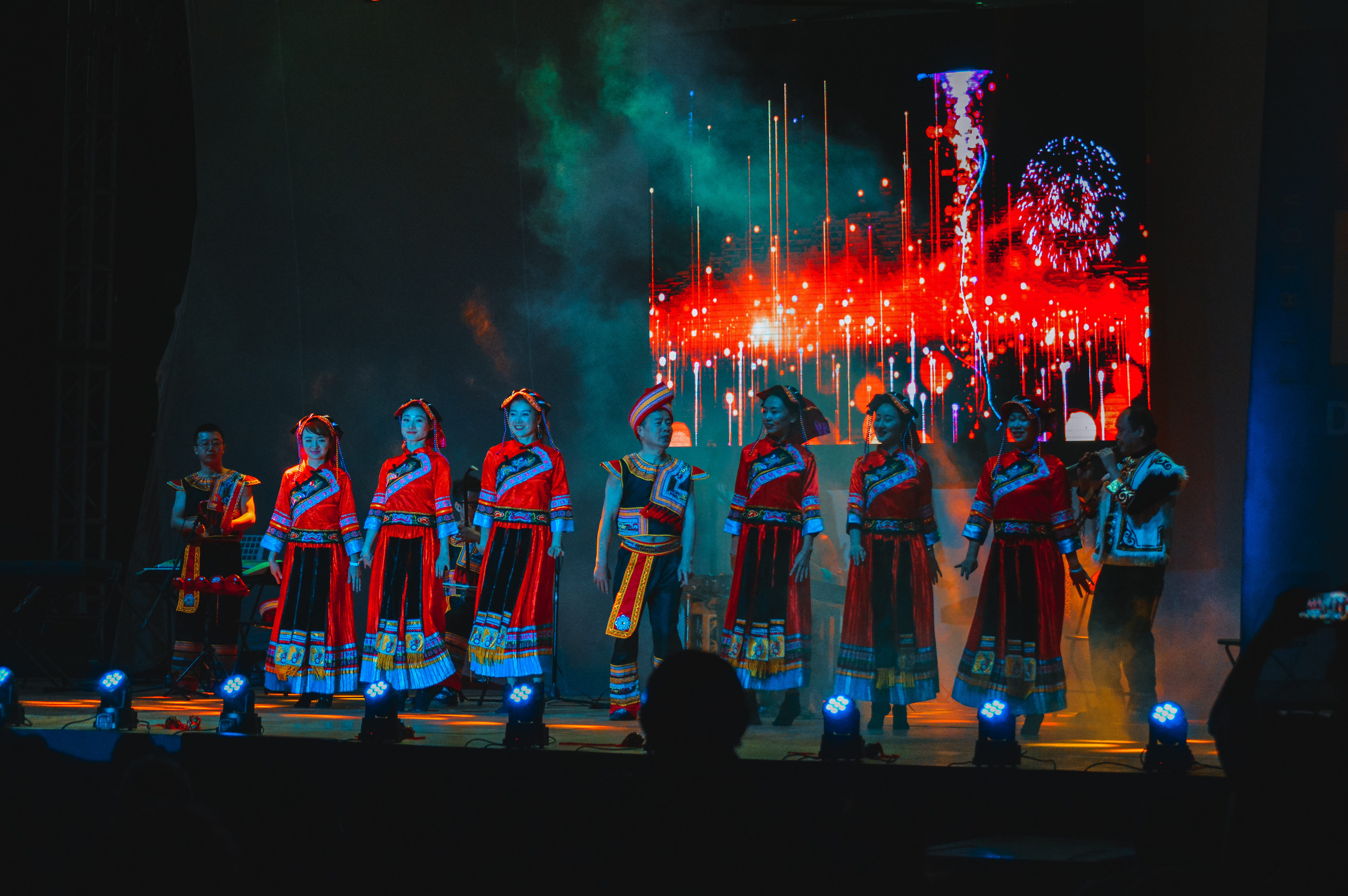 crowd, black, smoke - physical structure, stage, fun, glowing, medium group of people, leisure activity, real people, nightclub, party, event, group of people, HD Wallpaper
