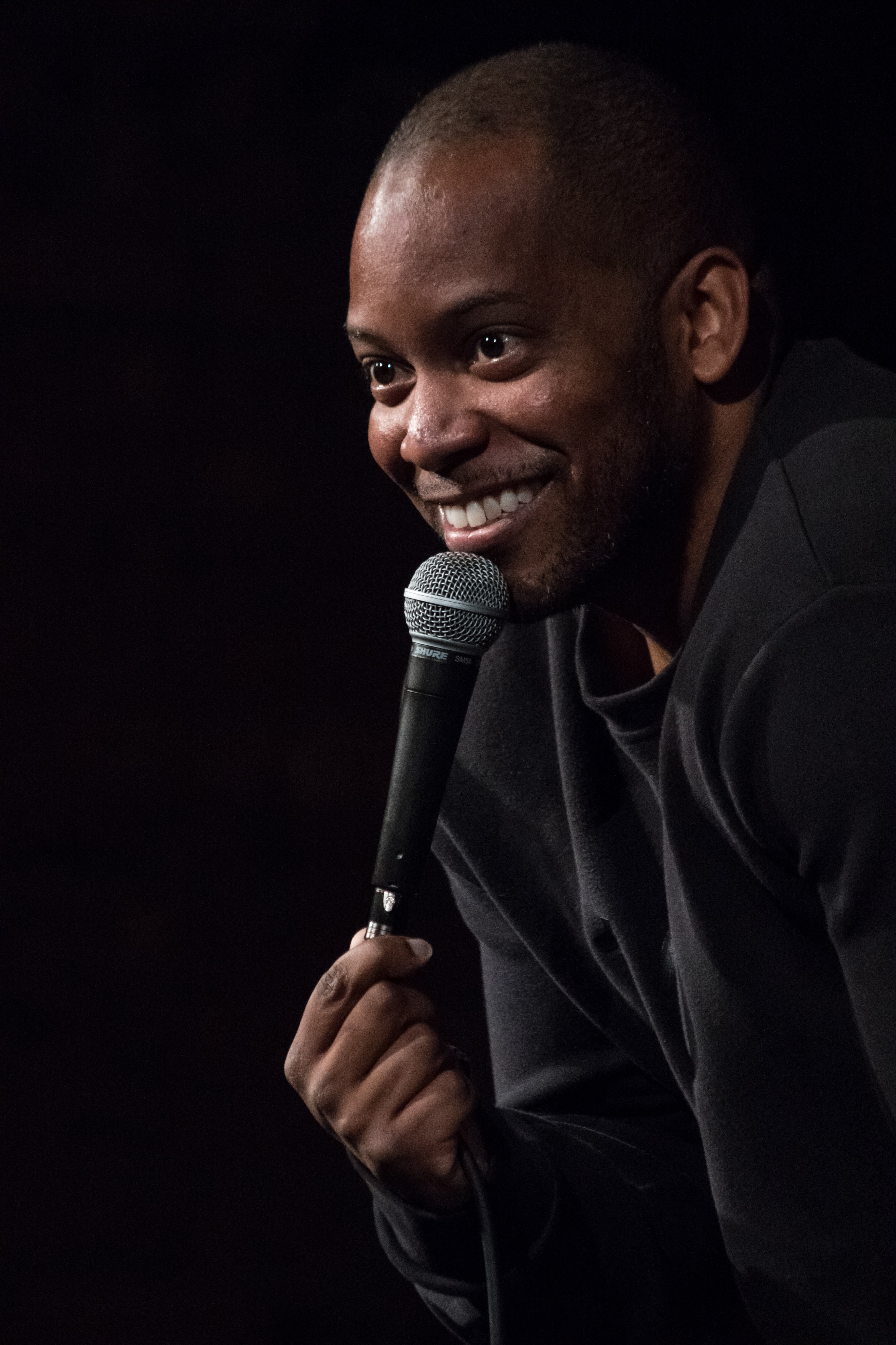 funny, front view, comic, performer, black, 160, headshot, one man only, men, studio shot, people, comedy, smile, waist up, young adult, black background, Phone HD Wallpaper
