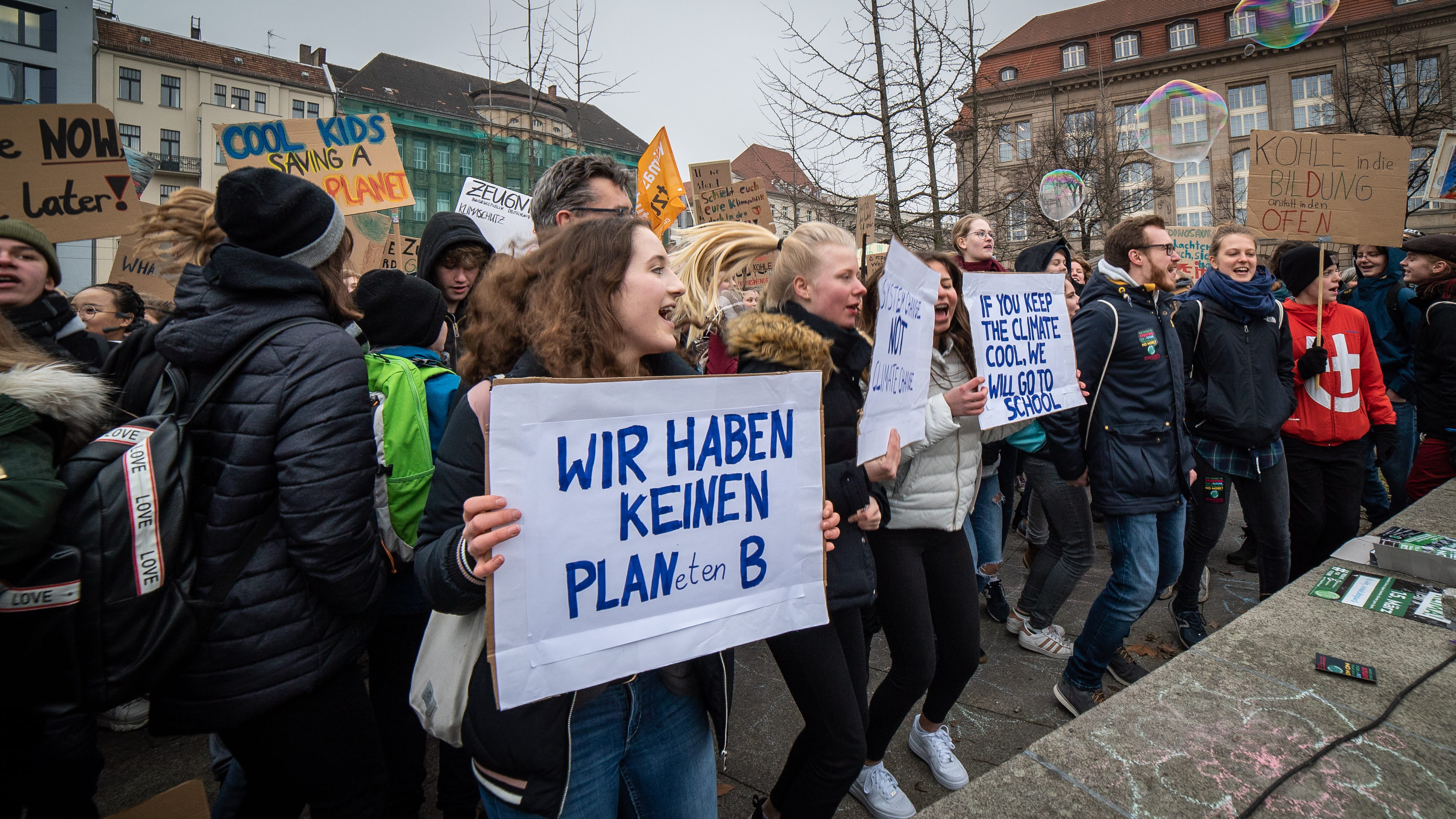 people, warm clothing, architecture, day, built structure, apparel, clothing, climate, human, communication, shoe, germany, footwear, berlin, banner, group of people, HD Wallpaper