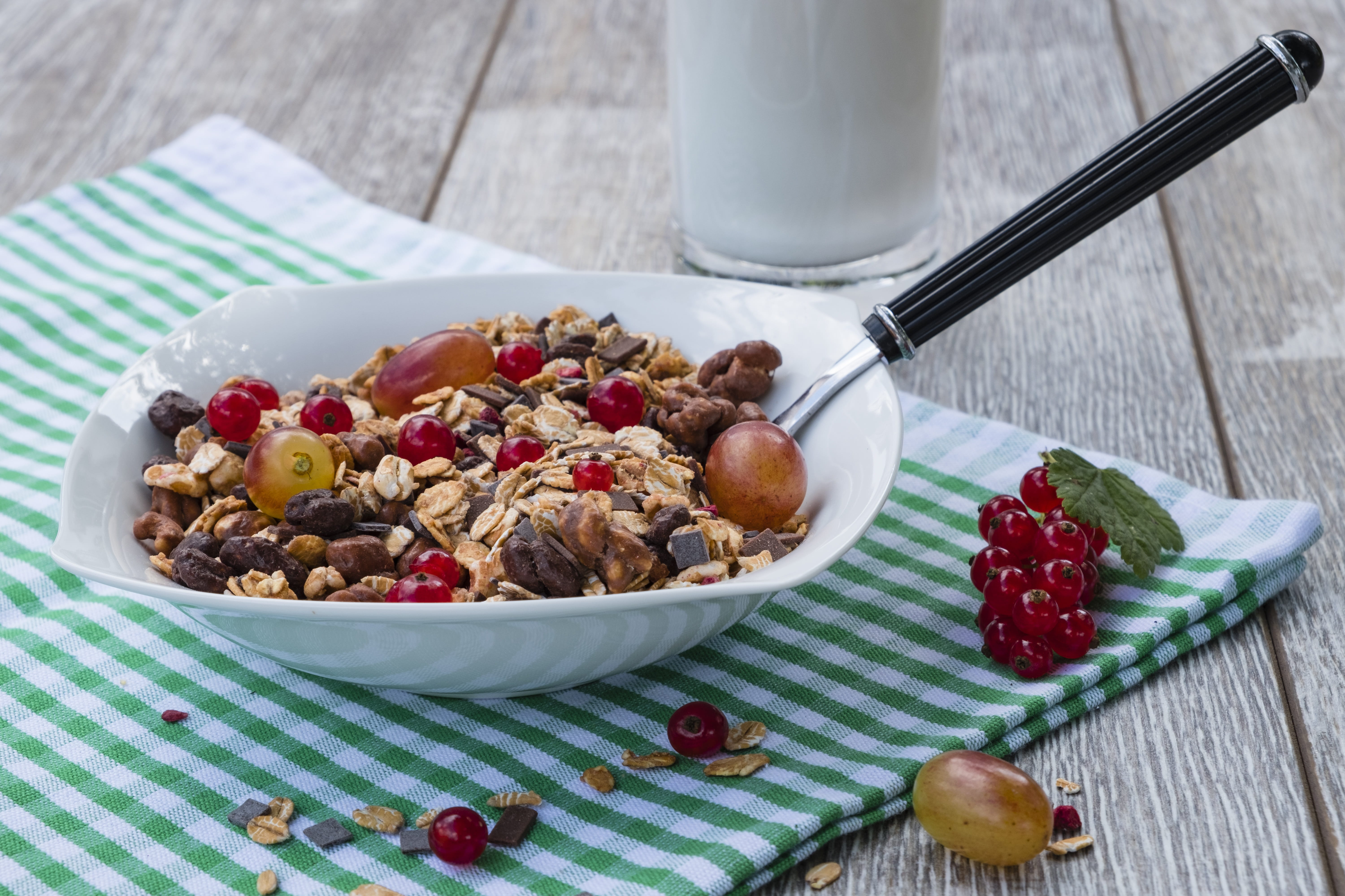 freshness, traeuble, breakfast cereal, bowl, food, berry fruit, Eat, spoon, grape, dine, no people, crockery, ribes, indoors, dairy product, ceramic, vegetarian, HD Wallpaper