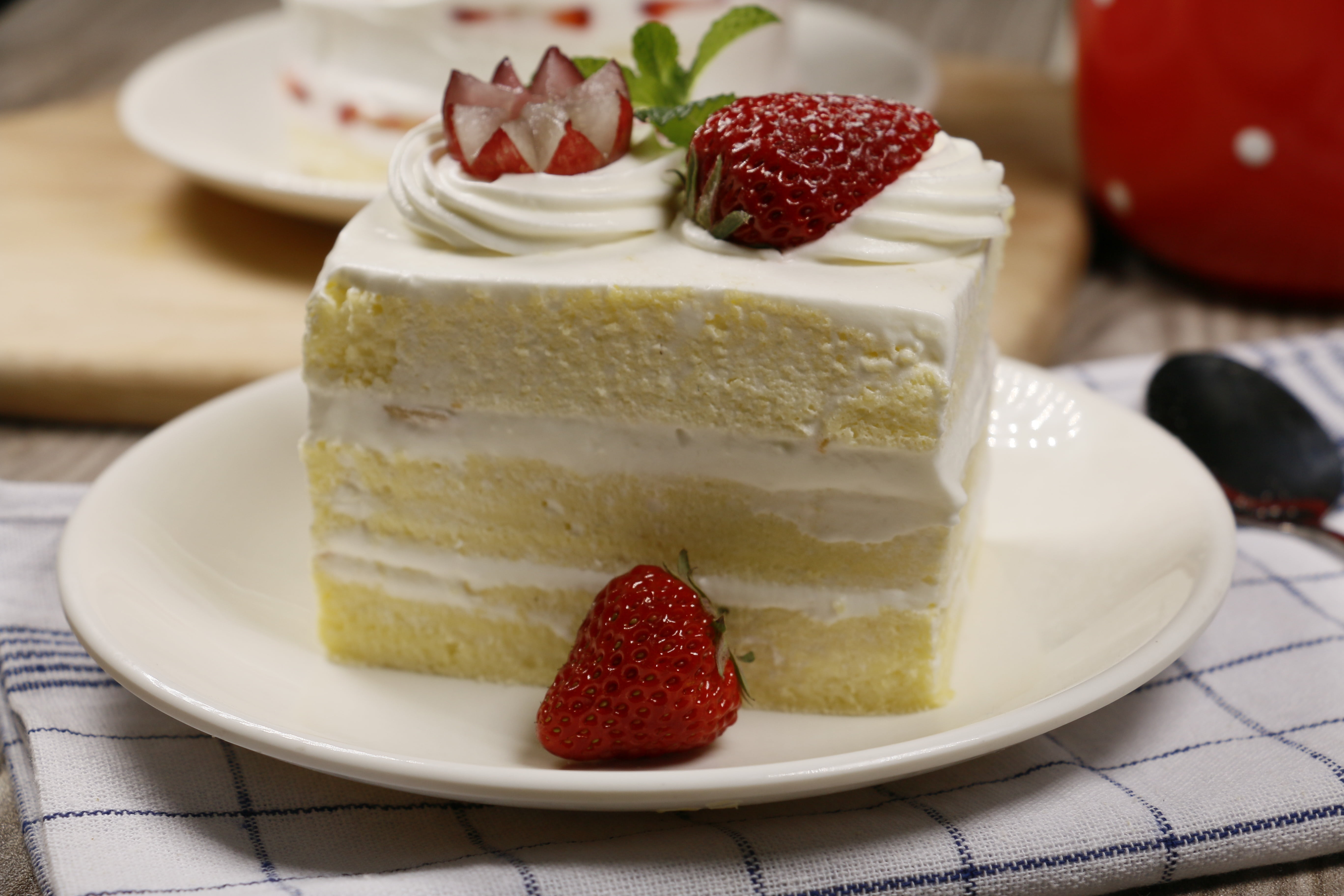 strawberry cake, ready-to-eat, dessert, fruitcake, plate, cake, table, sweet, sweet Food, food and drink, strawberry, freshness, no people, small cake, HD Wallpaper