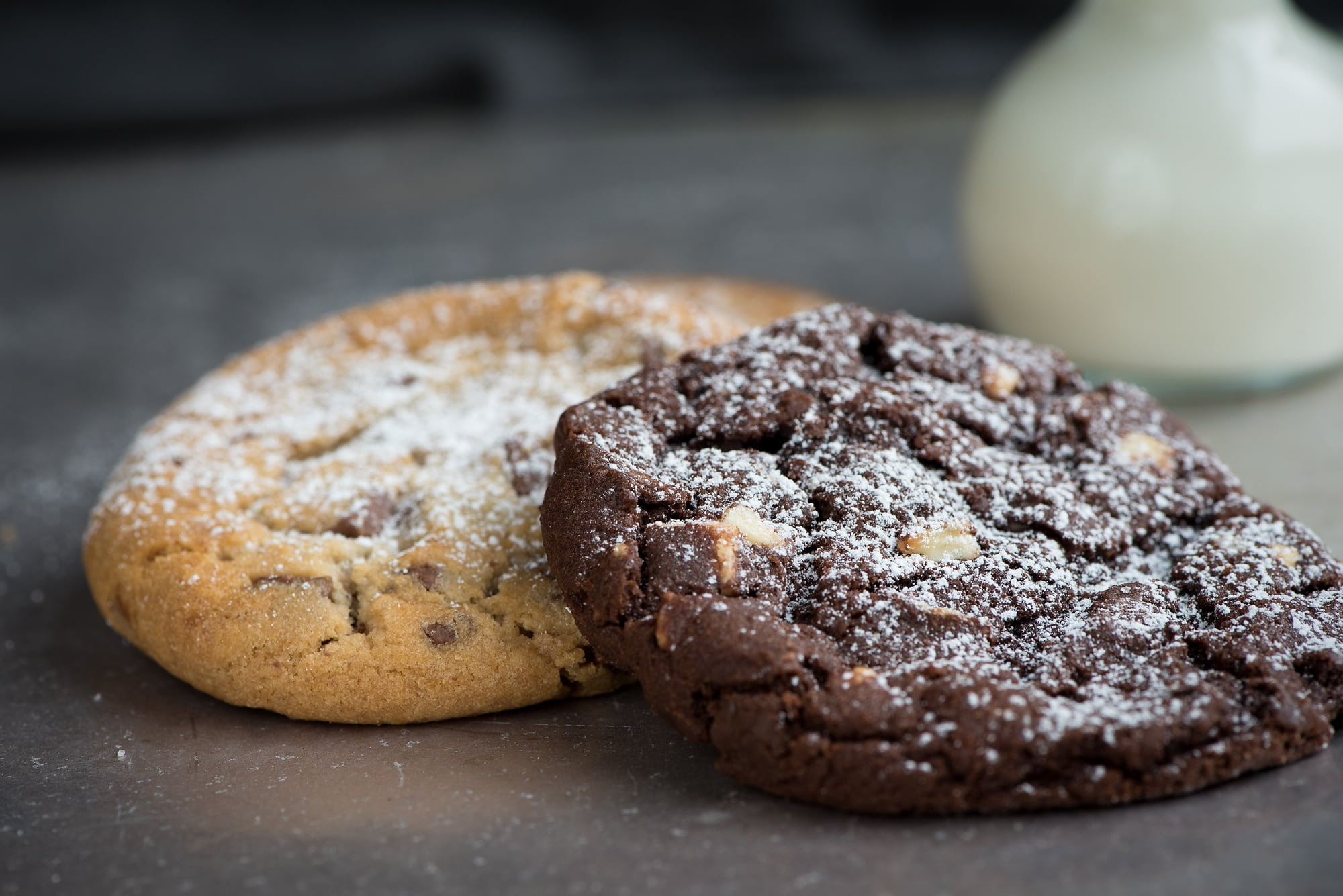 small cakes, cookie, food-photography, sweet, raisin, even baked, no people, sugar, gray, edible, baked goods, muffin, sweet food, icing sugar, breakfast, HD Wallpaper