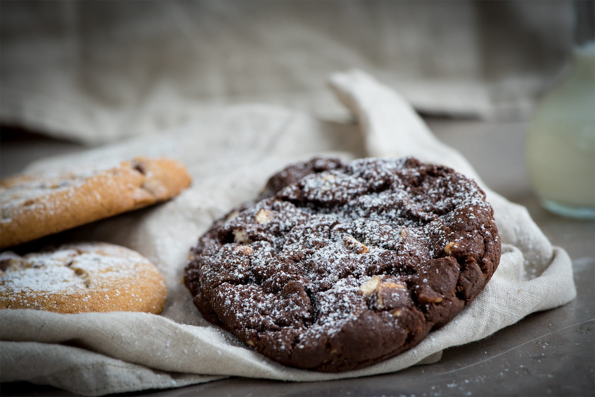 no people, edible, homemade, food-photography, indoors, baked goods, chocolate cookie, frisch, paper, indulgence, schokocookie, calories, temptation, nibble, HD Wallpaper
