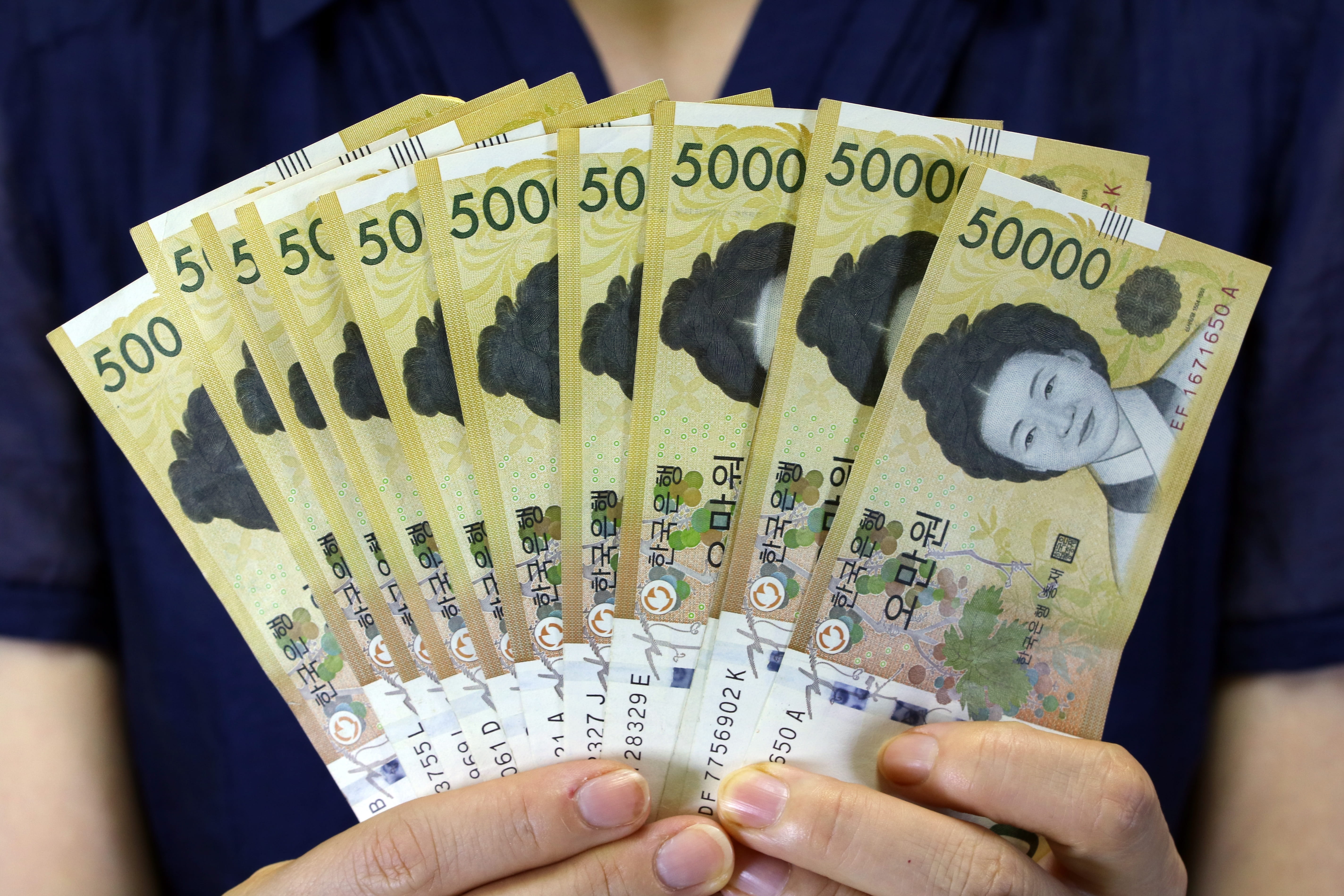 5K, loans, republic of korea, investment, right now, payment, wealth, currency, market, bills, cash, money, shopping, one person, economy, shares, korea money, HD Wallpaper