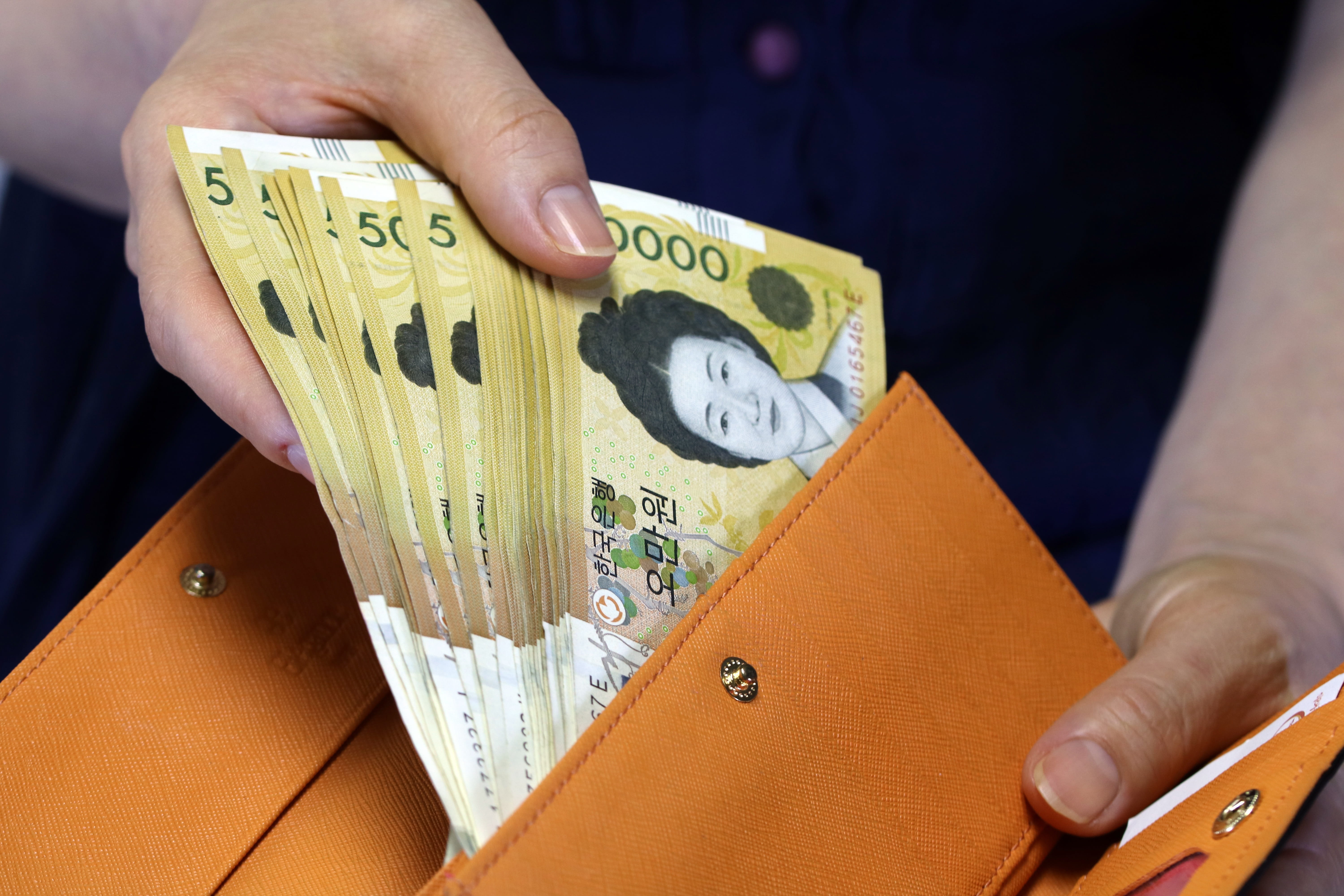 finance, loans, wallet, close-up, number, business person, indoors, men, currency, market, don, paper currency, property, 5K, financial, body part, adult, HD Wallpaper