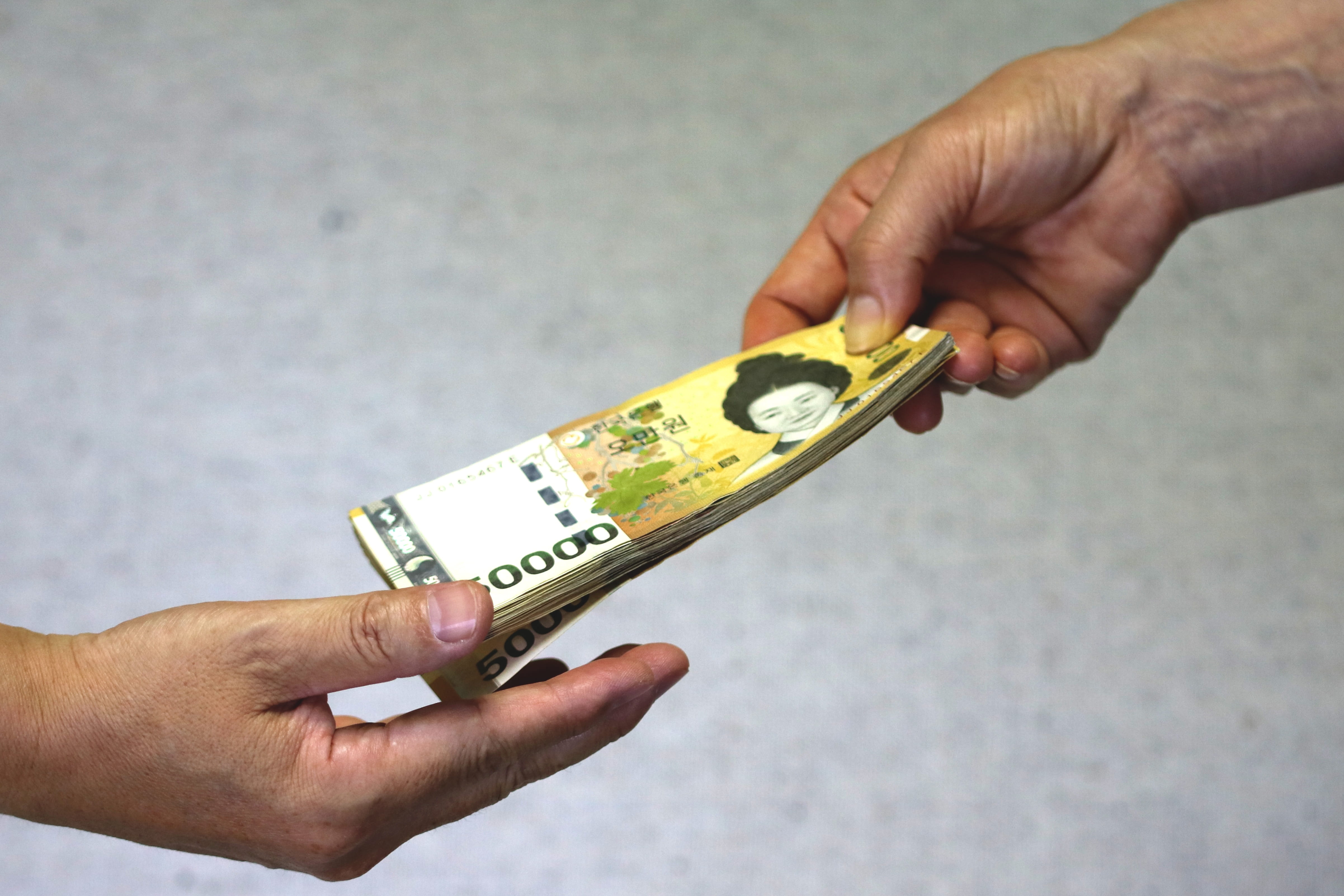 economy, delivery, indoors, right now, two people, payment, real people, funds, human limb, human hand, body part, shopping, paper currency, property, don, HD Wallpaper