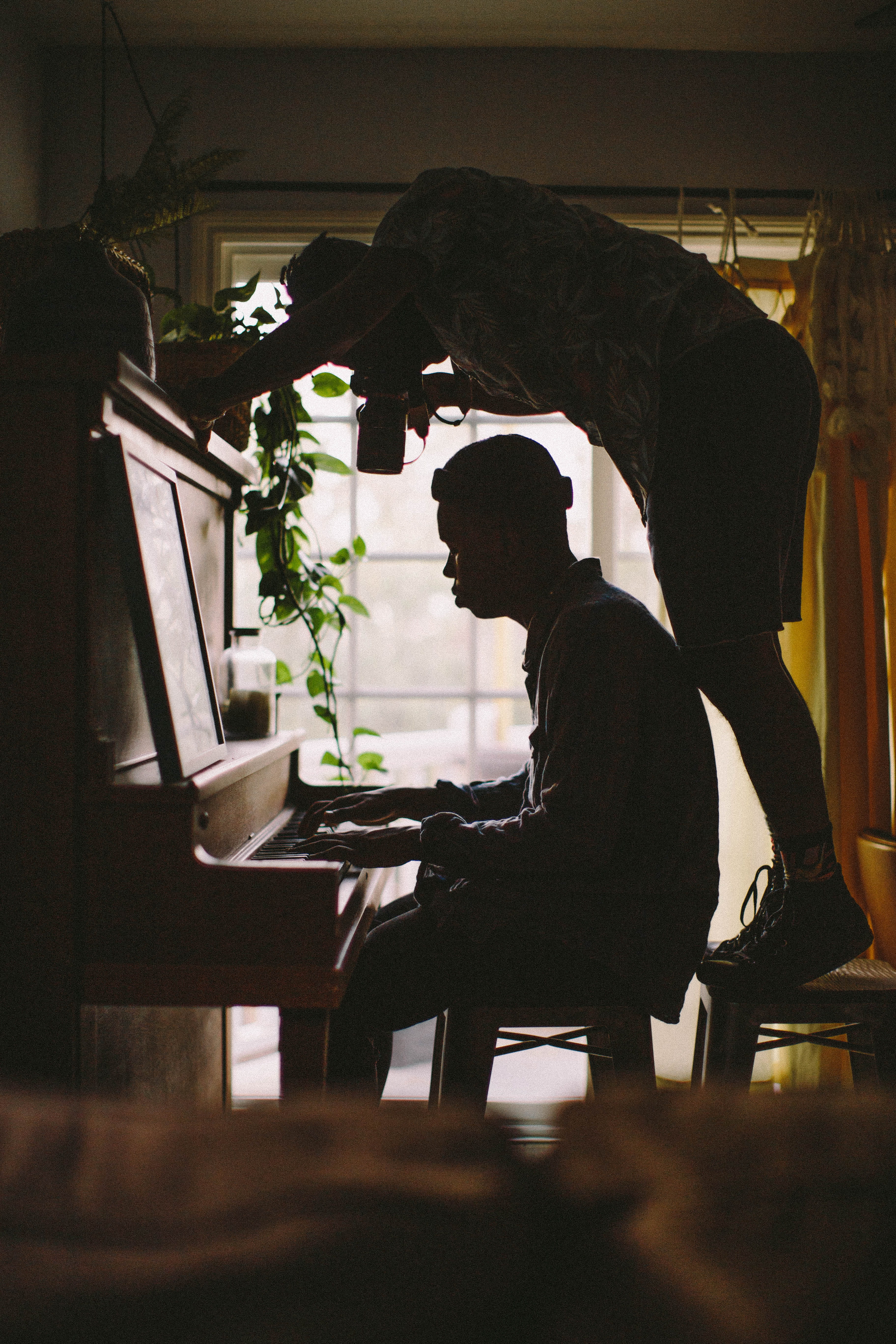 using Laptop, males, 5K, surfing the Net, man, pianist, one Person, person, photographer, using Computer, businessman, sitting, table, picture, silhoutte, Phone HD Wallpaper