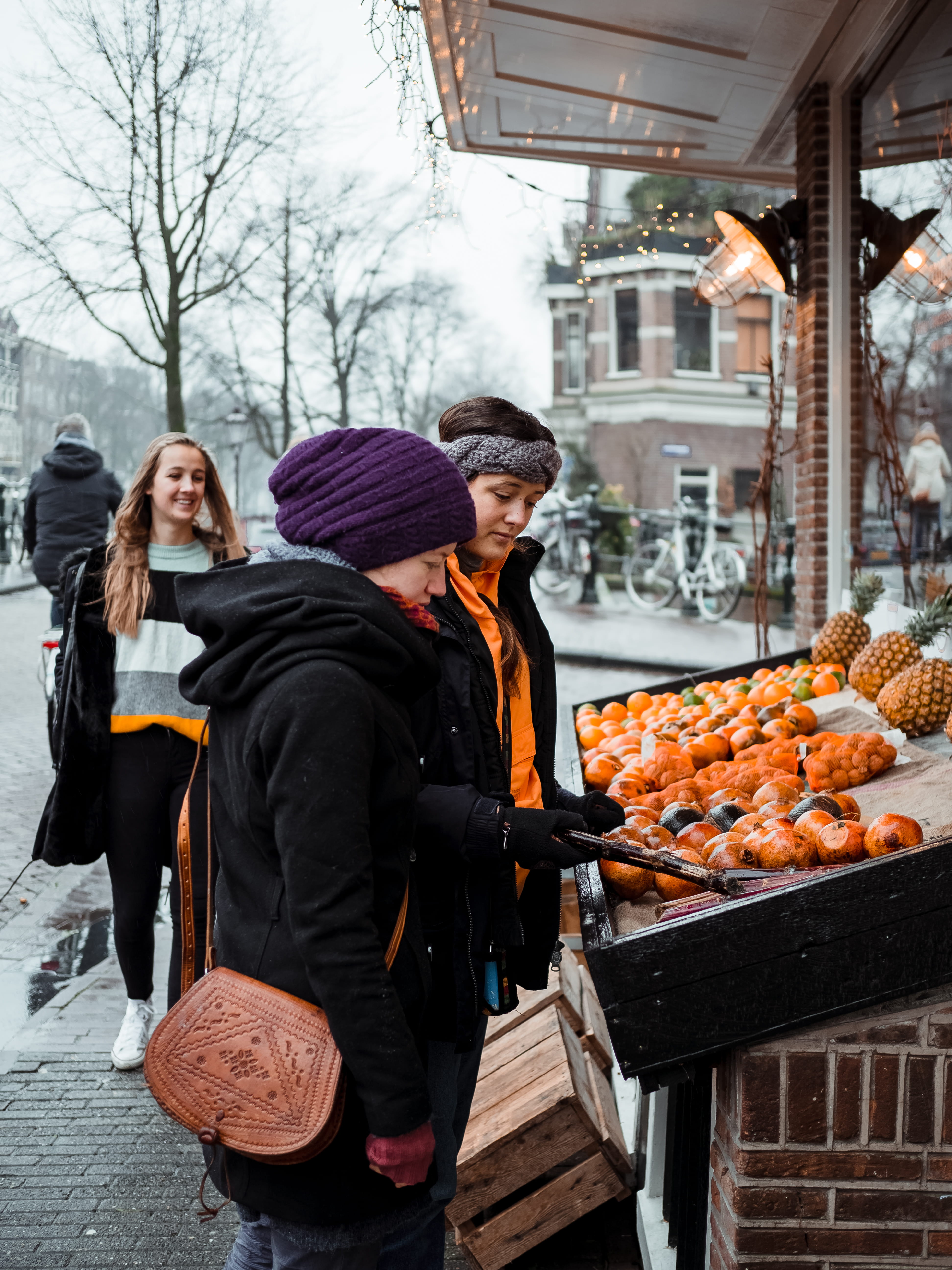 group of people, beside, food, farmers market, orange, warm clothing, lifestyles, city, day, wear, daylight, leisure activity, winter, fruits, people, fresh fruits, Phone HD Wallpaper