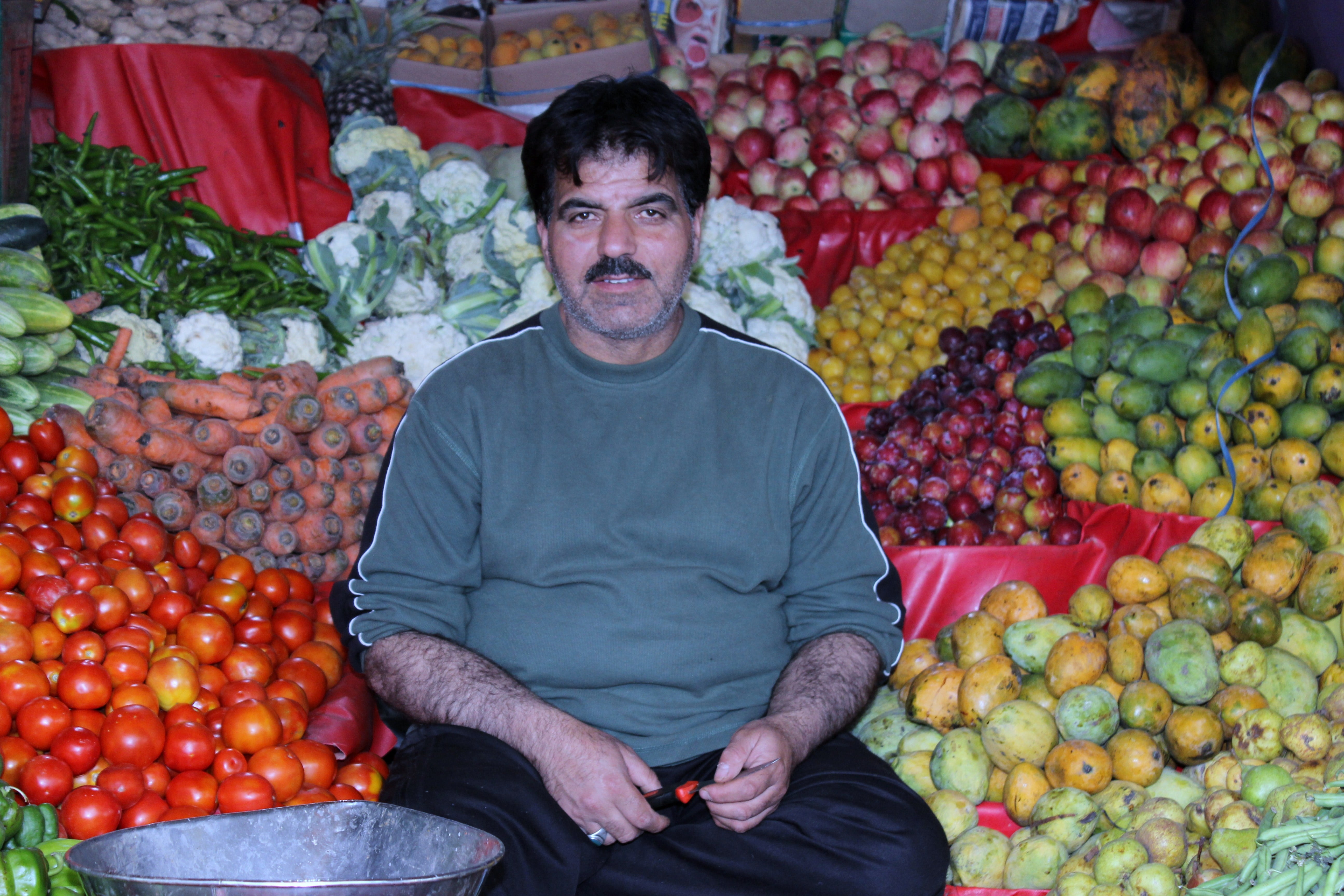 dealer, 5K, smiling, india, front view, freshness, retail, looking at camera, food, healthy eating, adult, wellbeing, business, market, abundance, large group of objects, HD Wallpaper