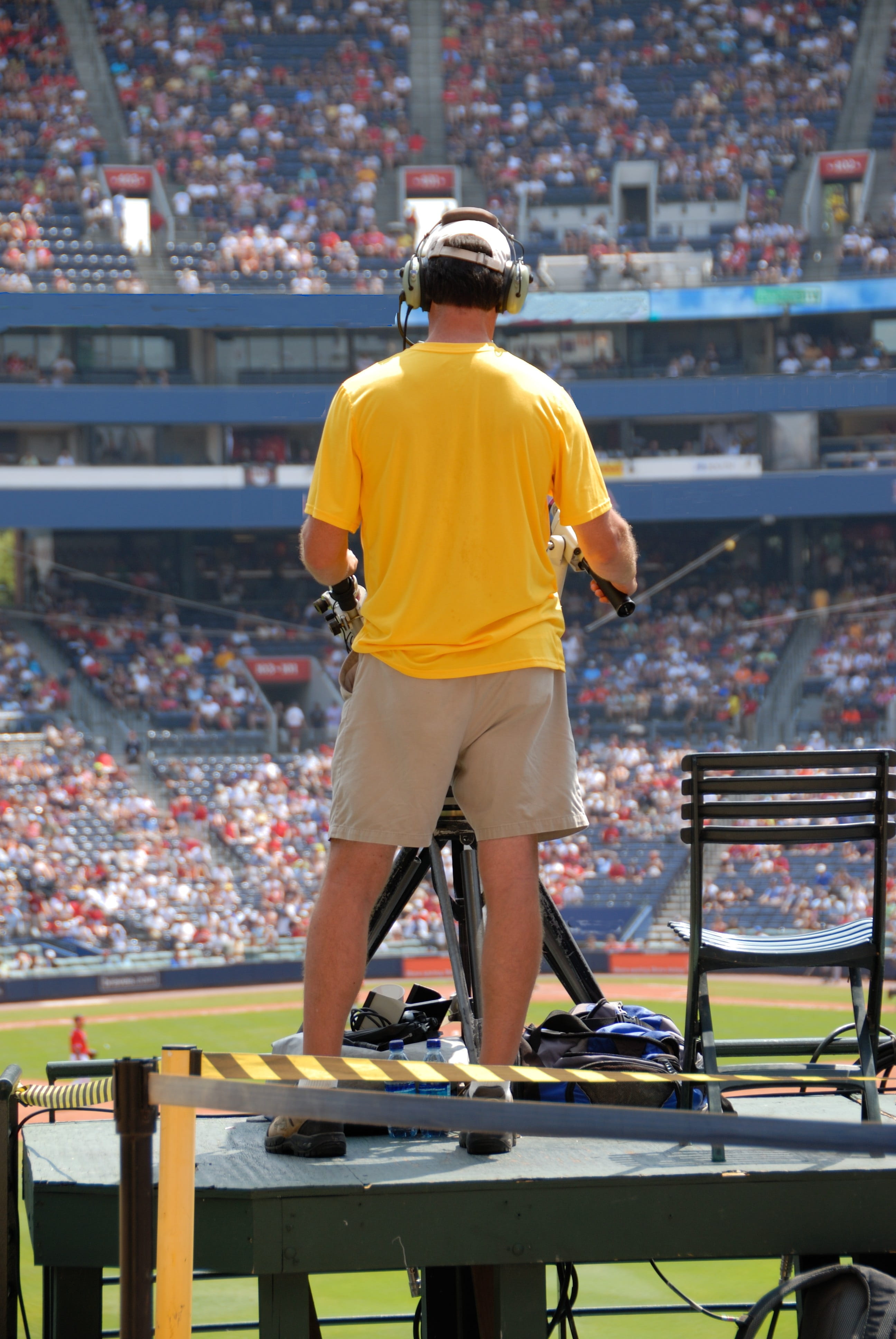 real people, person, camcorder, broadcasting, competition, day, cameraman, man, 4K, lens, only men, spectator, three quarter length, crowd, tv, match - sport, Phone HD Wallpaper