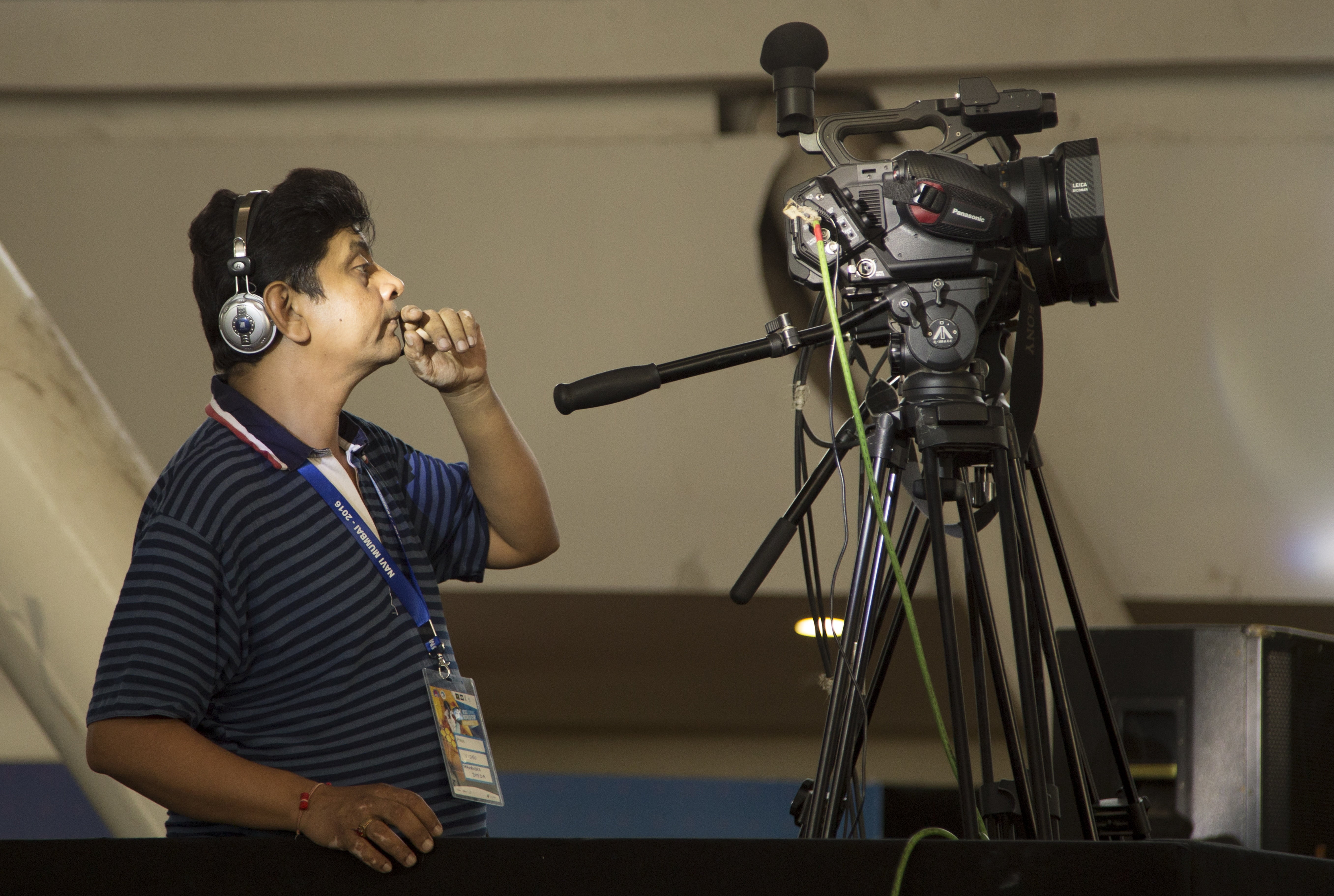 people, cameraman, record, film Industry, men, camera - Photographic Equipment, young adult, casual clothing, microphone, video shooting, communication, HD Wallpaper