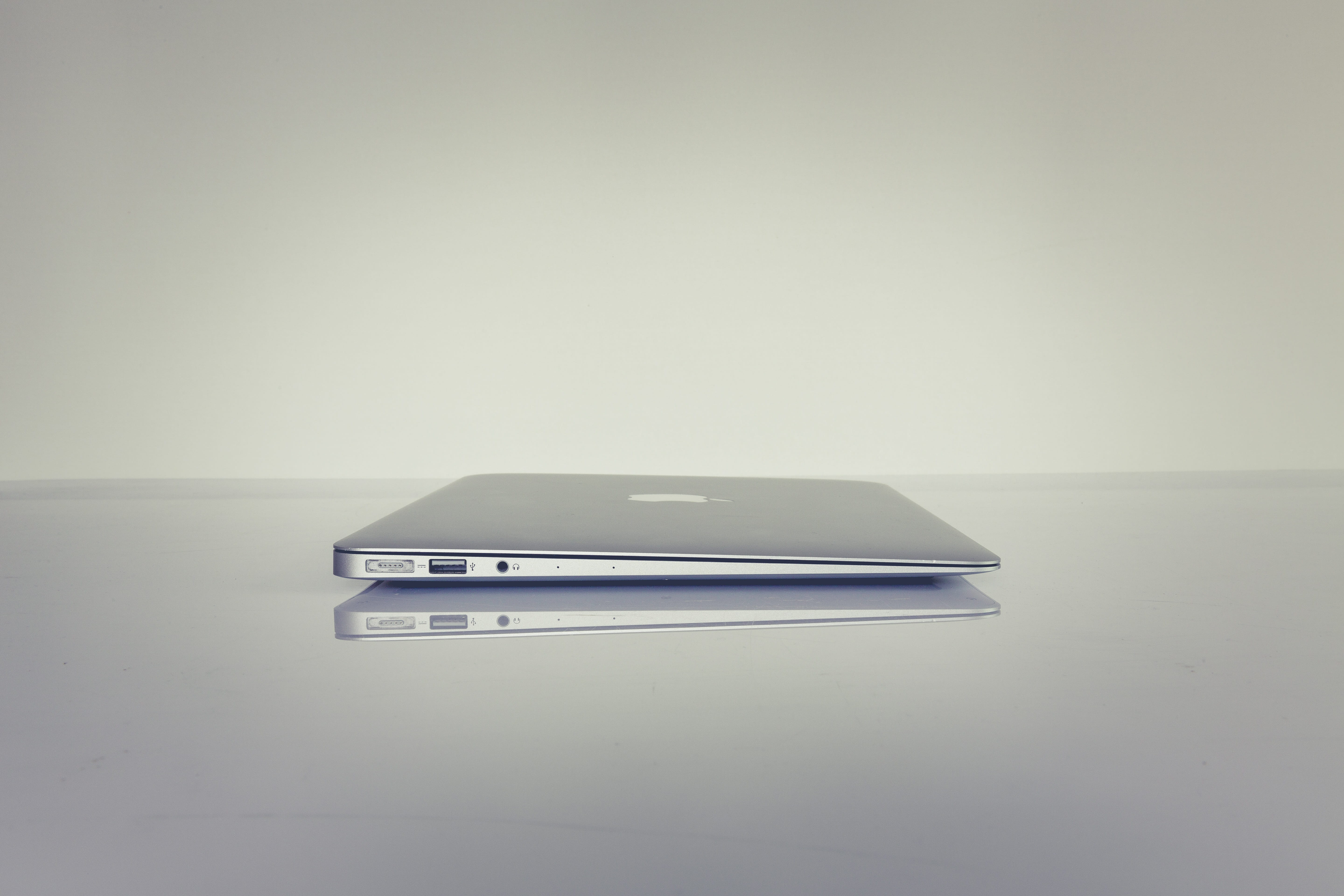 no people, minimalist, close-up, table, computer, work, wall - building feature, business, copy space, single object, studio shot, reflection, still life, HD Wallpaper