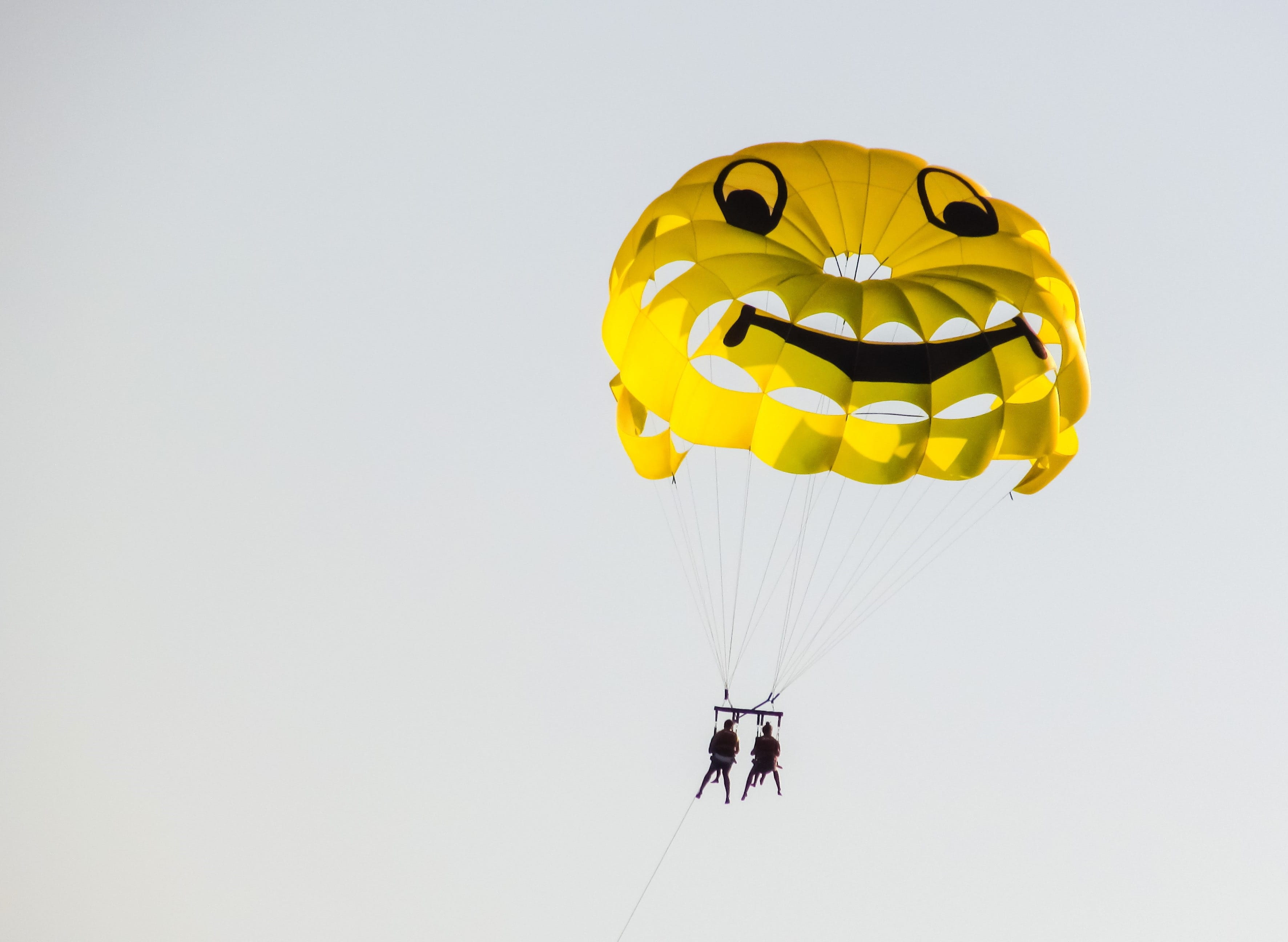 Paragliding, parasailing, blue, smile, real people, summer, vacation, sport, lifestyles, balloon, air, Yellow, risk, hobbies, leisure, Balloon, day, recreation, HD Wallpaper