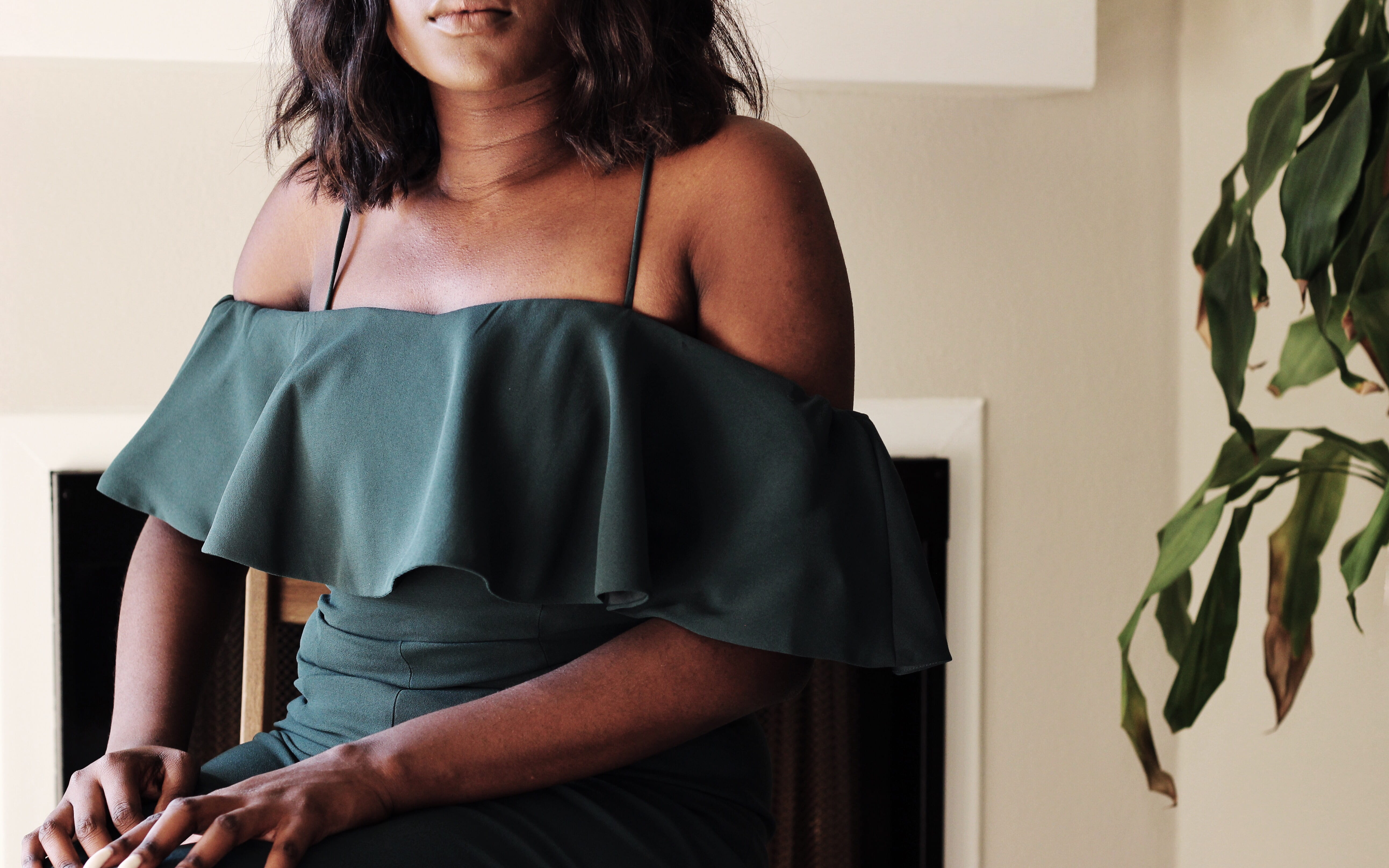 young adult, smile, dress, lifestyles, clothing, casual clothing, sitting, fashion, lap, waiting, girl, black girl, arm, african american, hand, looking, HD Wallpaper