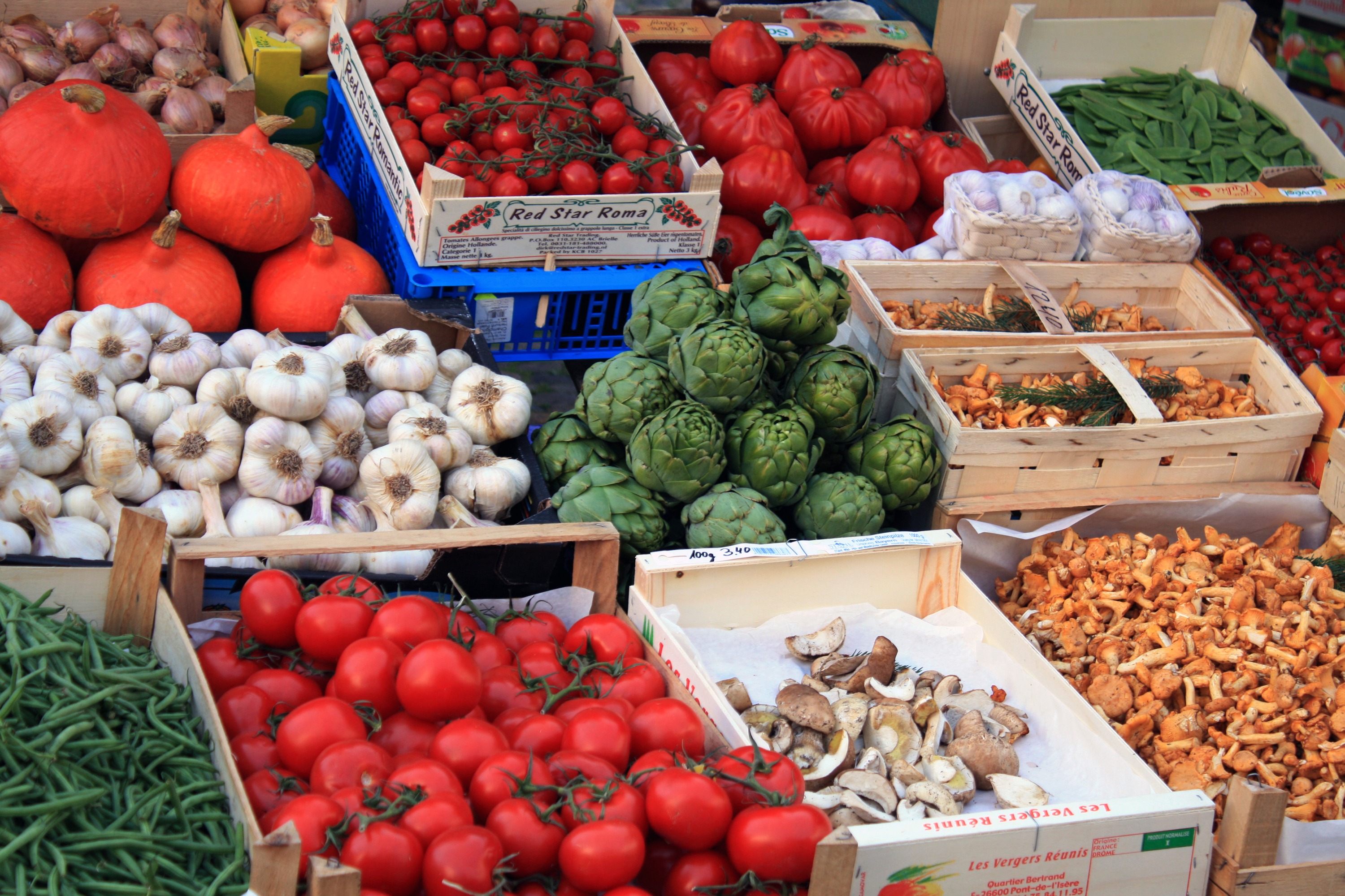 food and drink, peaches, leafy vegetables, garden, market Stall, stands, onions, beans, healthy eating, red, pepper, tomatoes, retail display, no people, HD Wallpaper