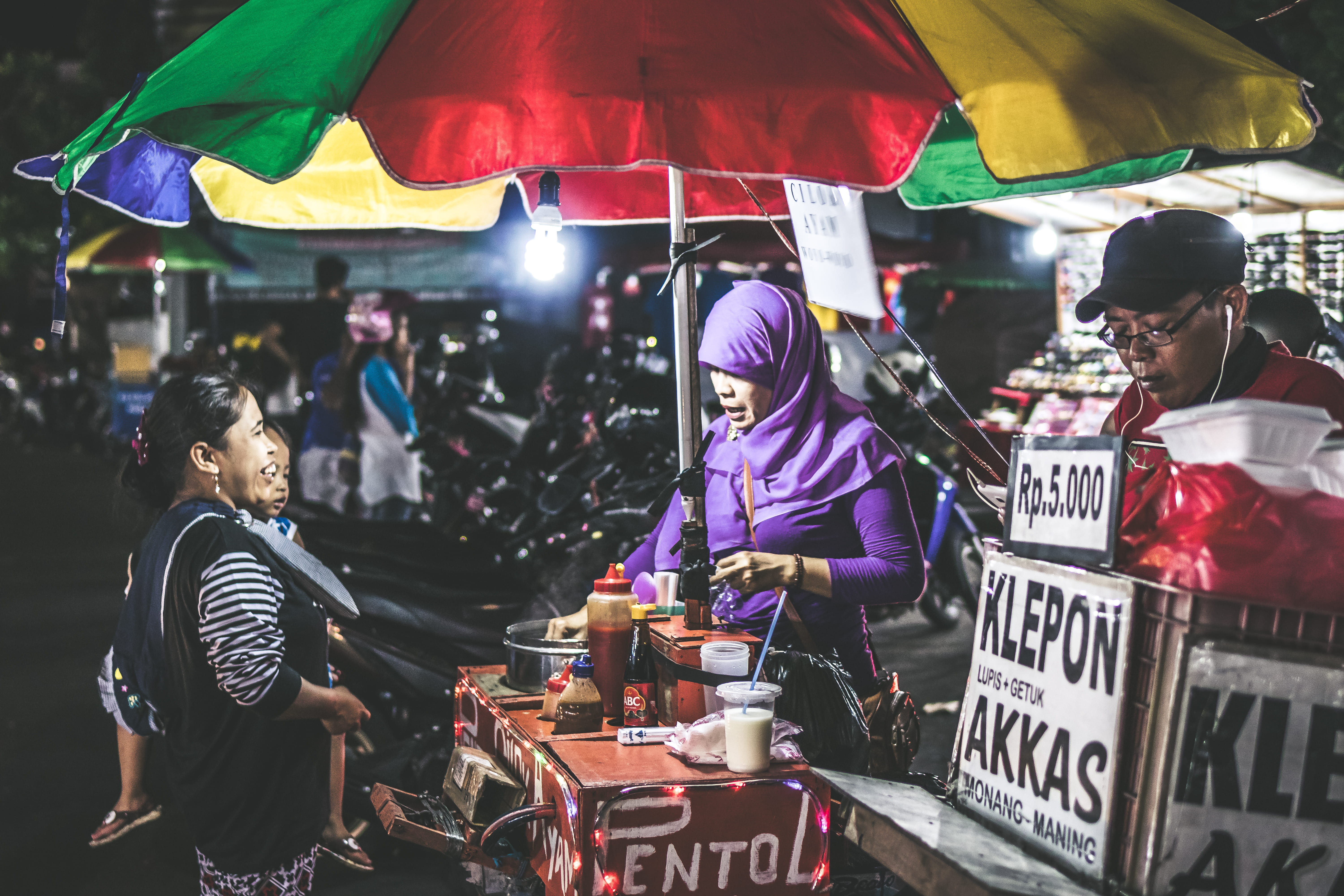 market stall, tasty, woman, vendors, lights, market, occupation, close-up, yummy, retail, lifestyles, leisure activity, standing, selling, people, adult, HD Wallpaper
