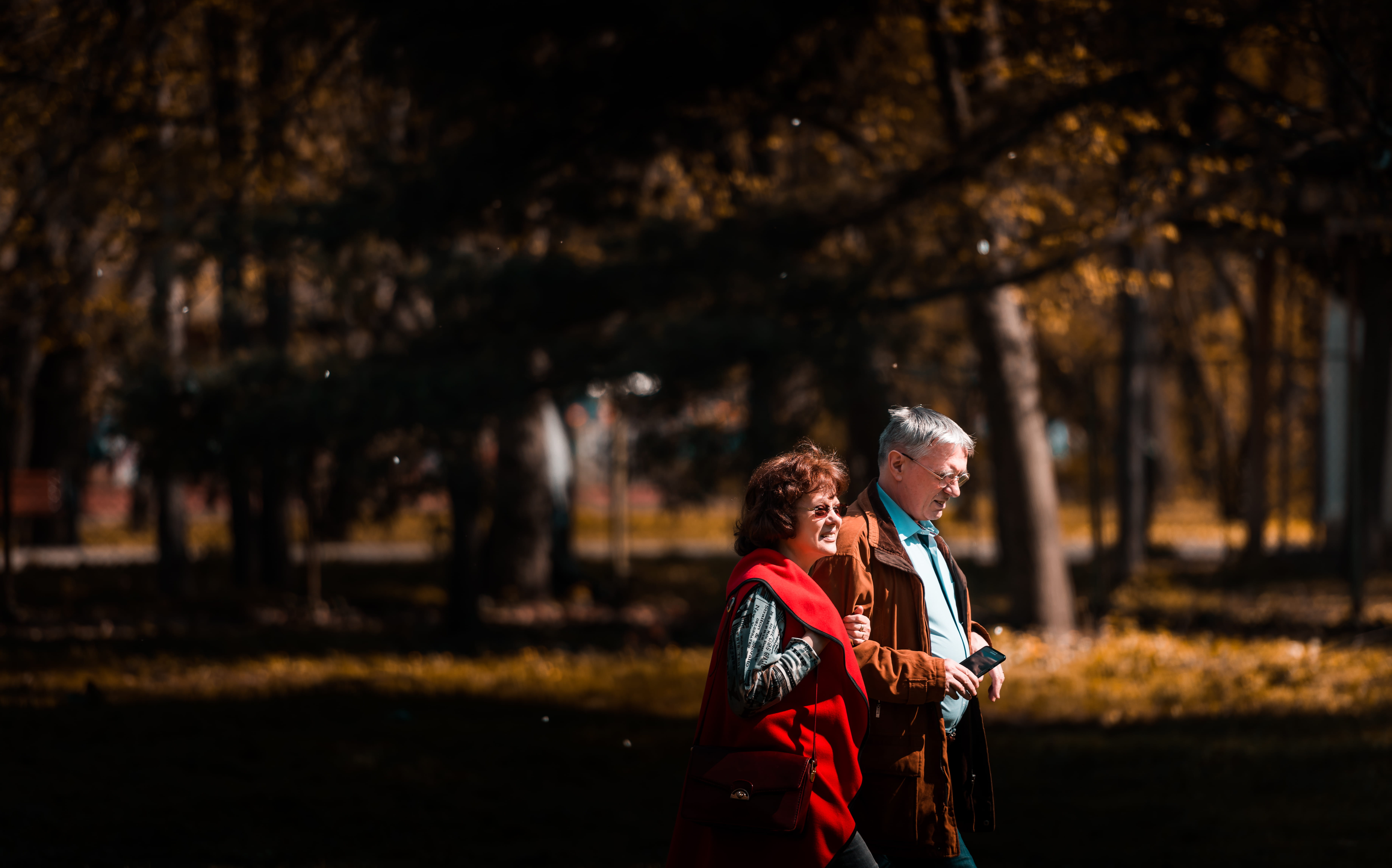walking, beside, couple - relationship, male, 5K, clothing, heterosexual couple, men, woman, people, side view, love, nature, couple, near, lifestyles, HD Wallpaper