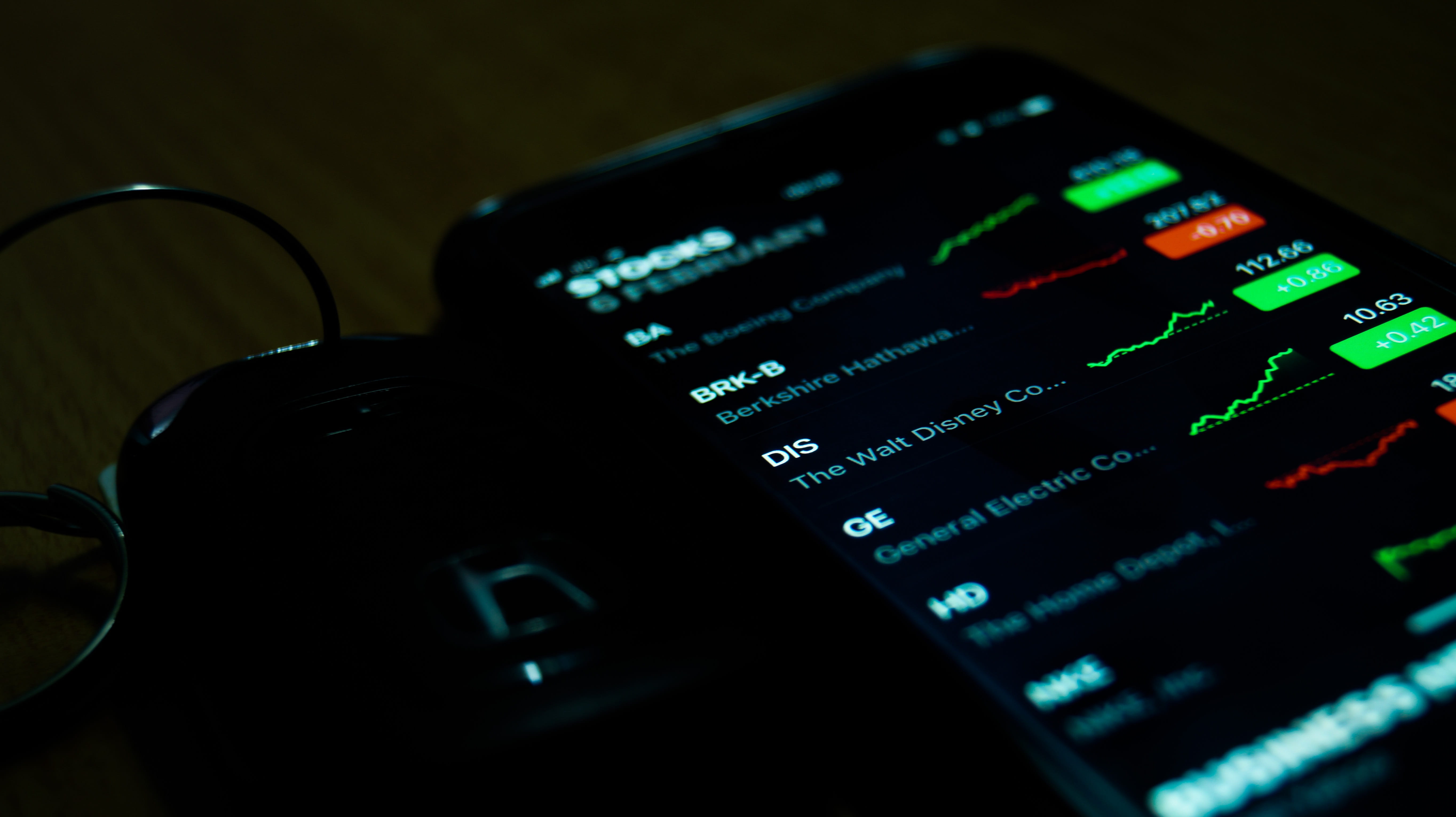 workstation, smartphone, notepad, screen, economy, business, touchscreen, 5K, communication, iphone, close-up, modern, display, desk, indoors, digital, HD Wallpaper