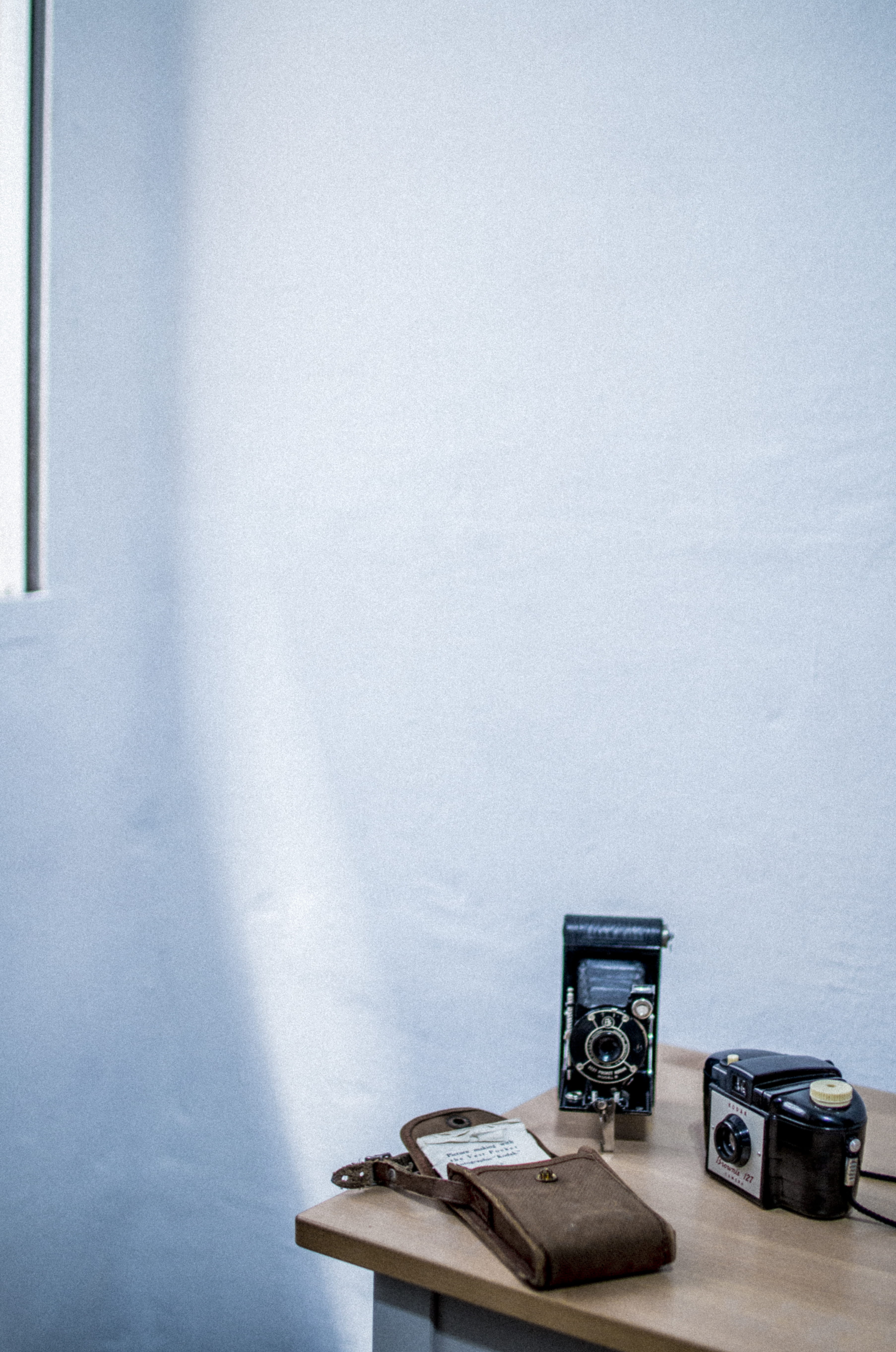 case, obsolete, room, table, retro styled, white, wall, vintage, camera, shoot, kodak, daylight, aperture, indoors, photography themes, home interior, technology, Phone HD Wallpaper