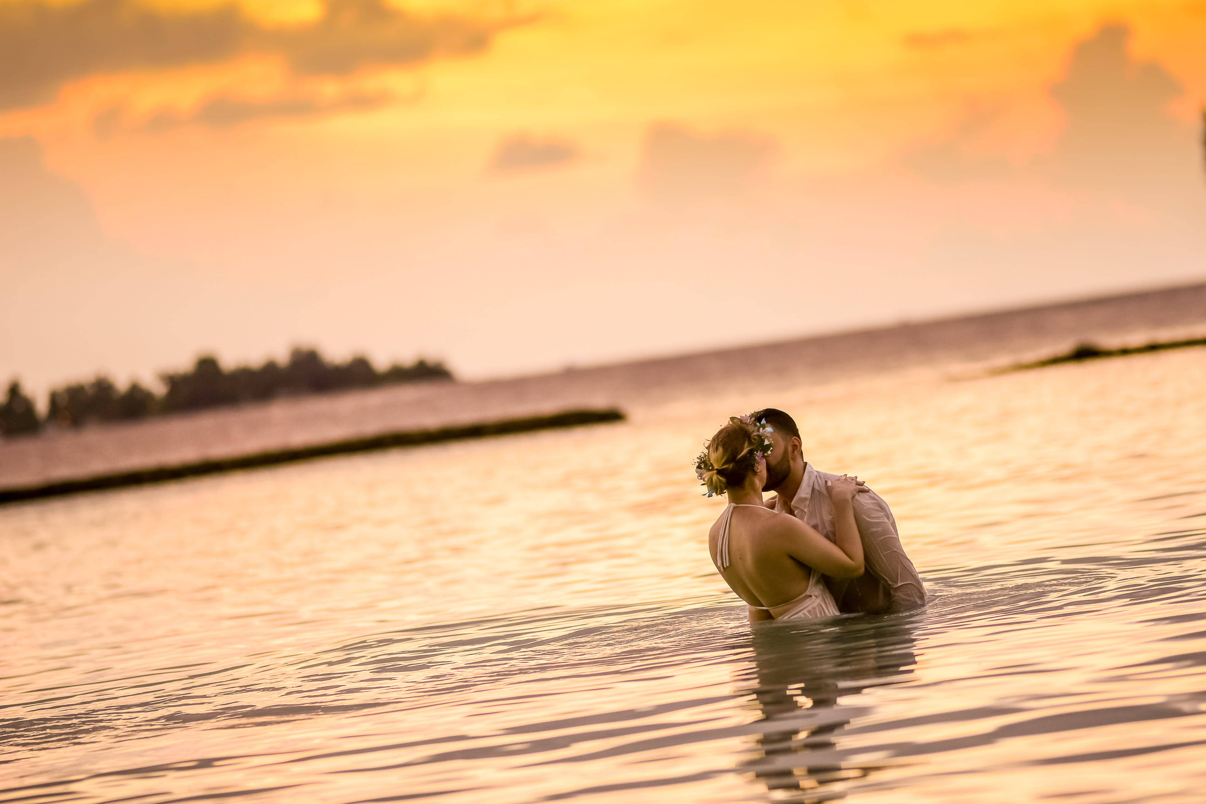 summer, 4K, maldives, couple, vacation, affair, ocean, leisure, sun, animals in the wild, evening, recreation, sky, outdoors, island, woman, sea, love, HD Wallpaper