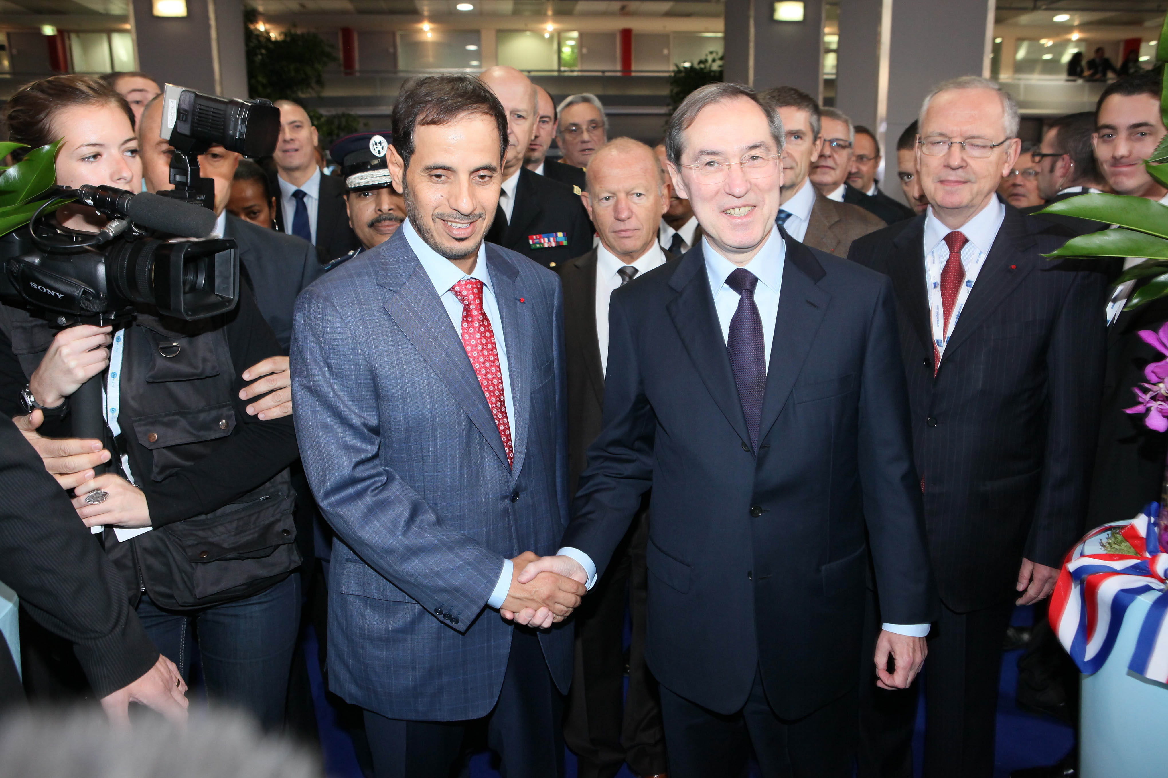 businessmen, khalifa al thani, business, success, paris, colleagues, company, front view, partners, politicians, coworker, happiness, worker, milipol claude gueant, HD Wallpaper