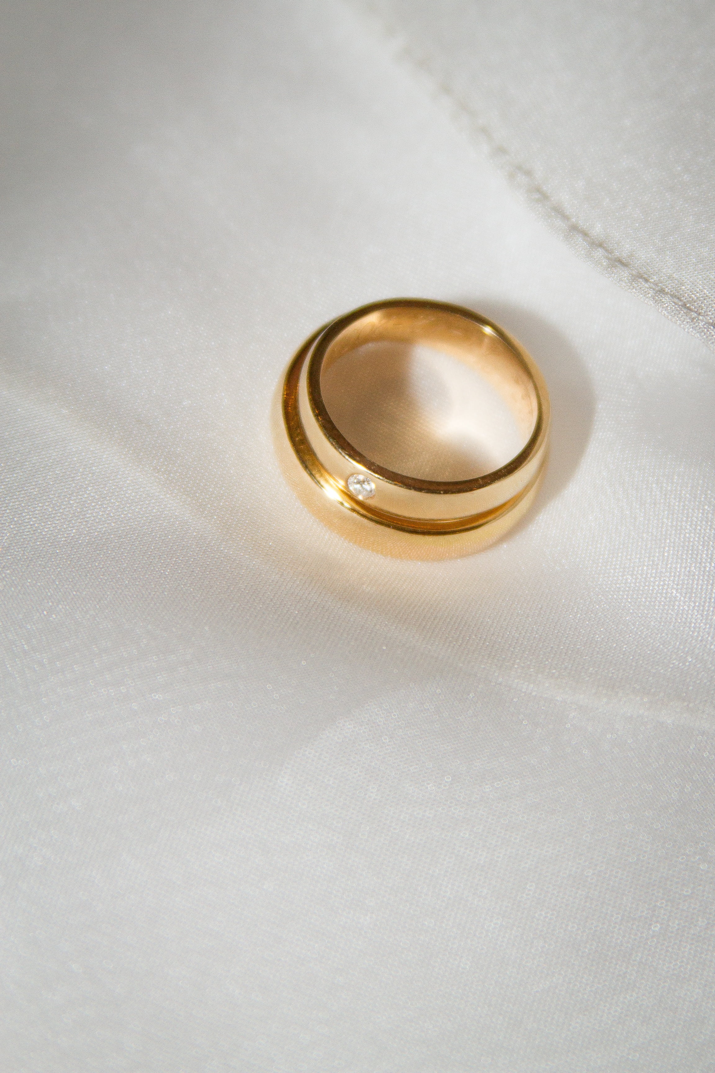 gold colored, jewelry, wedding ring, luxury, life events, high angle view, commitment, gold, table, indoors, wedding, close-up, 2K, no people, celebration, Phone HD Wallpaper