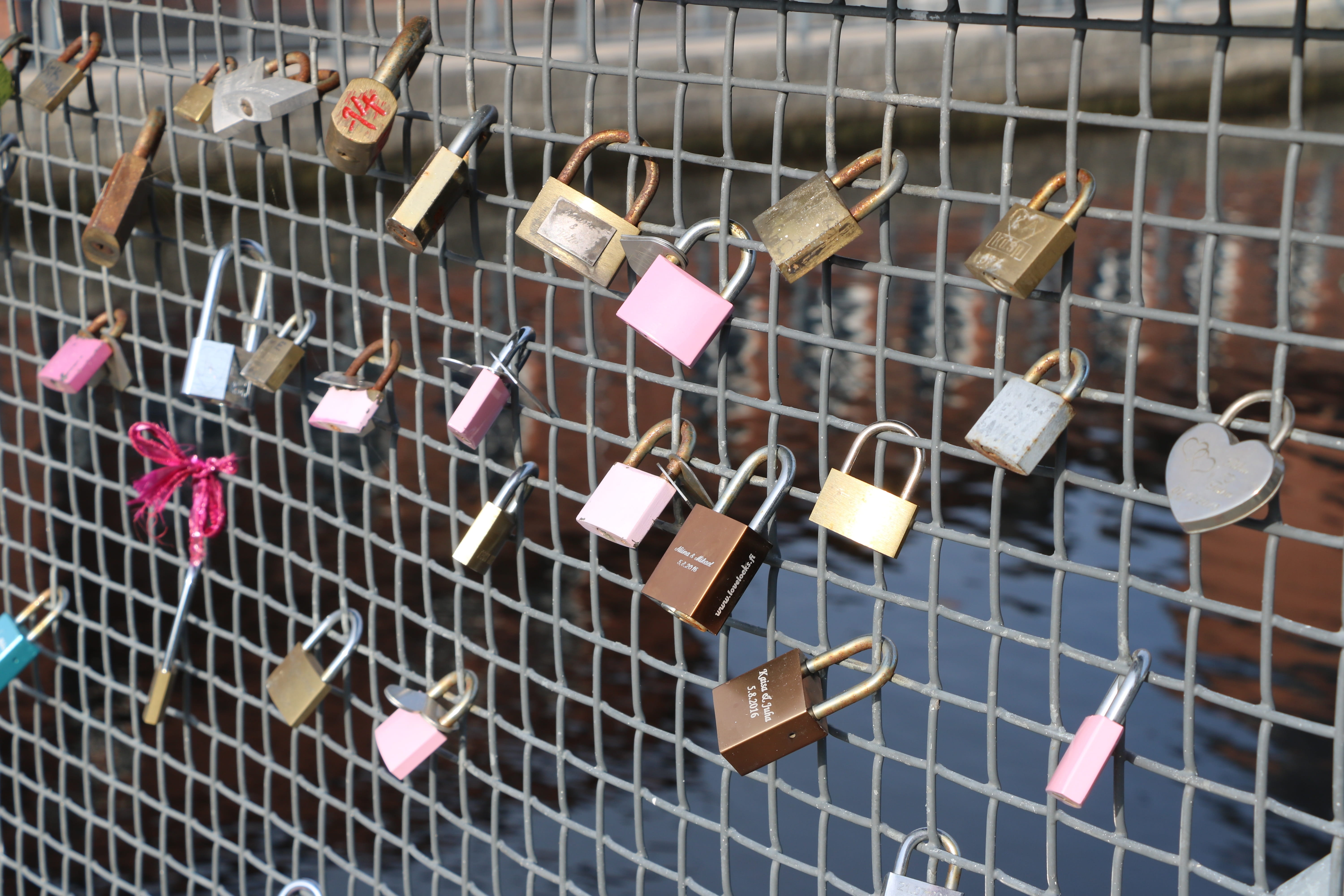 commitment, tampere, protection, depending on the lock, the romantic, padlock, positive emotion, lock, hanging, love, barrier, fence, day, outdoors, security, HD Wallpaper
