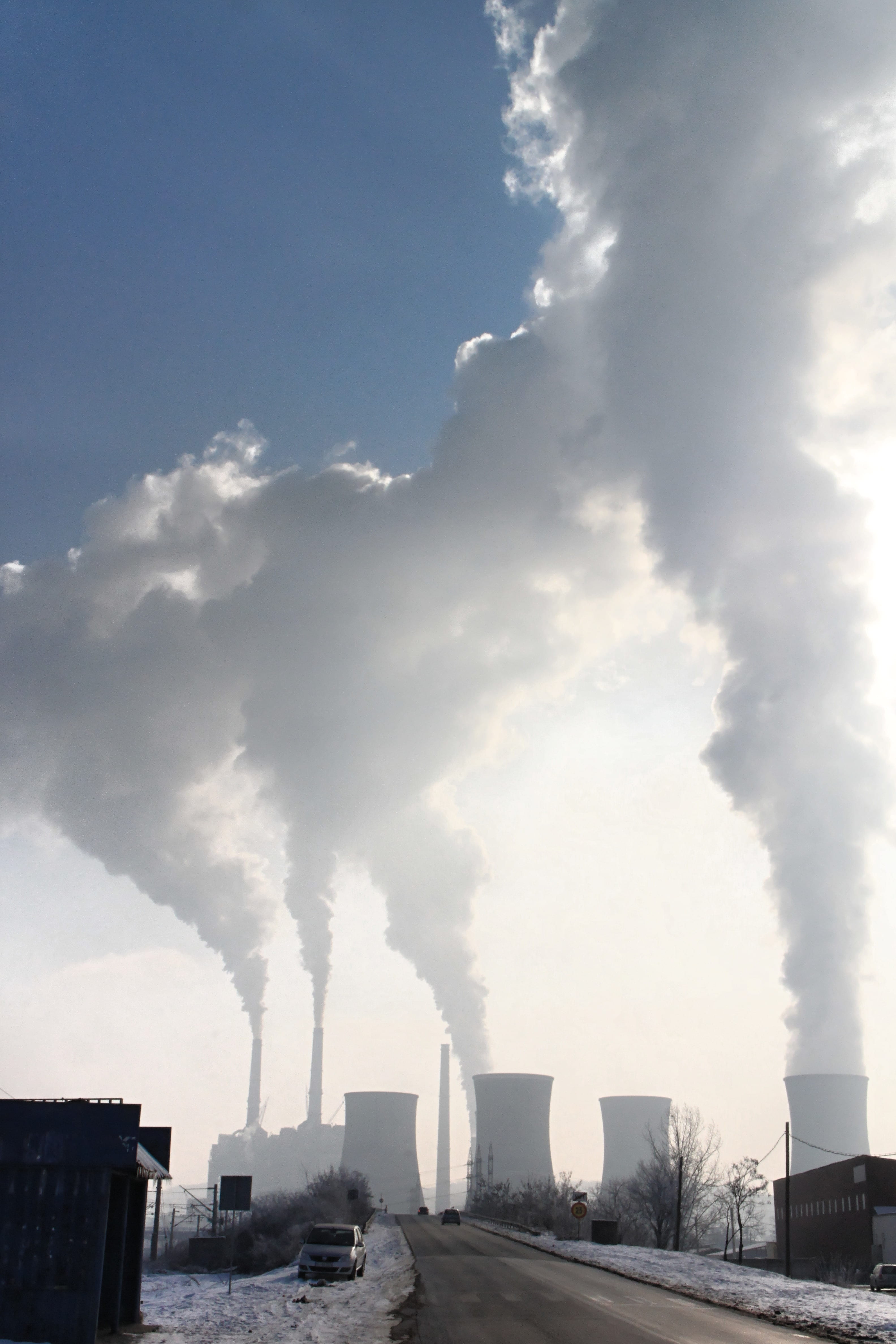 toxic, smoke stack, factory, 4K, industry, industries, atmospheric, chimney, smoke - physical structure, refinery, releasing, cooling tower, built structure, Phone HD Wallpaper