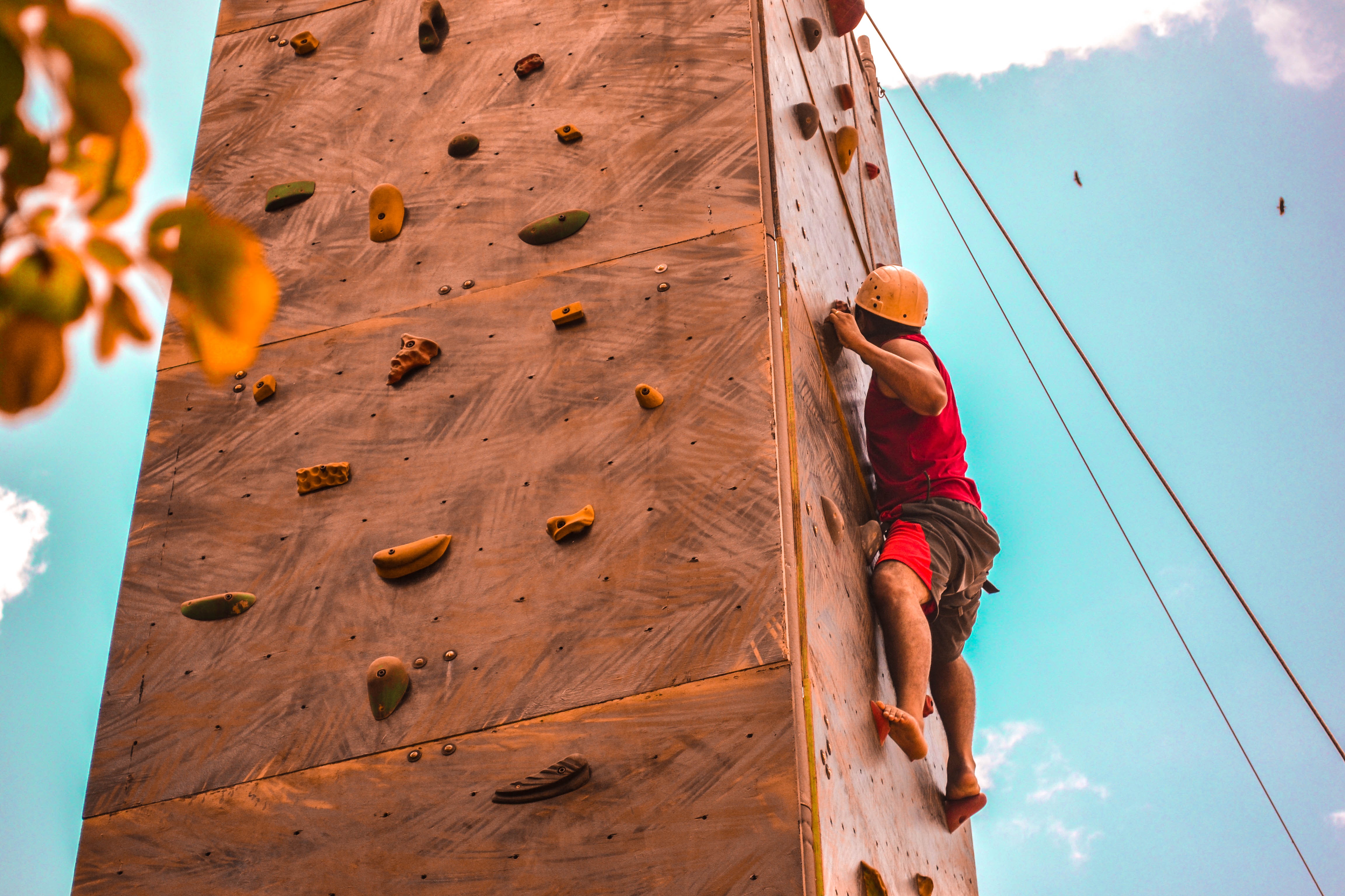bonjour, adventure, man, rock climbing, health, real people, risk, low angle view, nature, saúdável feed, rope, extreme sports, sky, dom, sustainability, HD Wallpaper