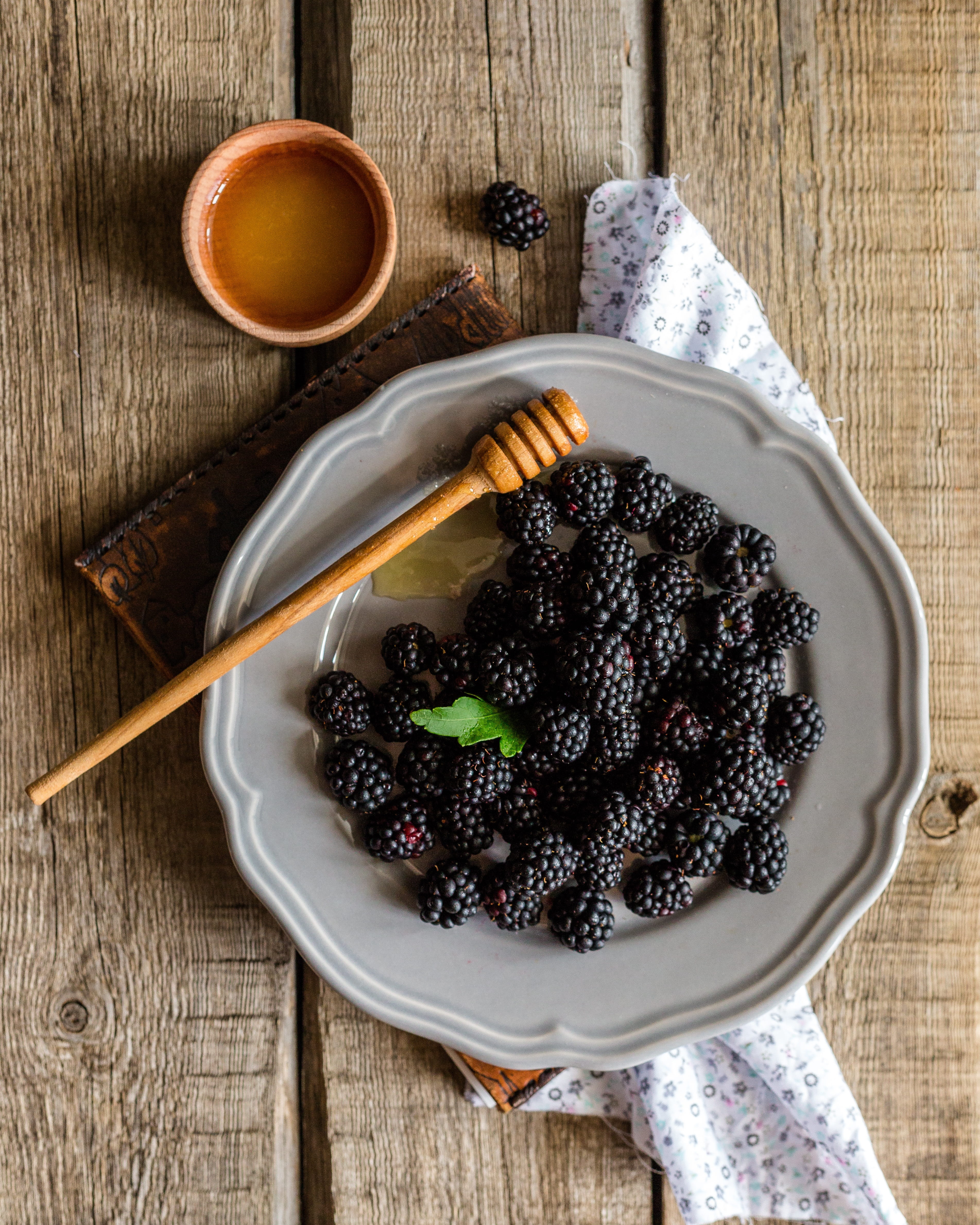berries, tea, top, high angle view, blackberry, eating utensil, refreshment, plate, berry, ceramic, healthy eating, wood - Material, freshness, le, fruit, Phone HD Wallpaper