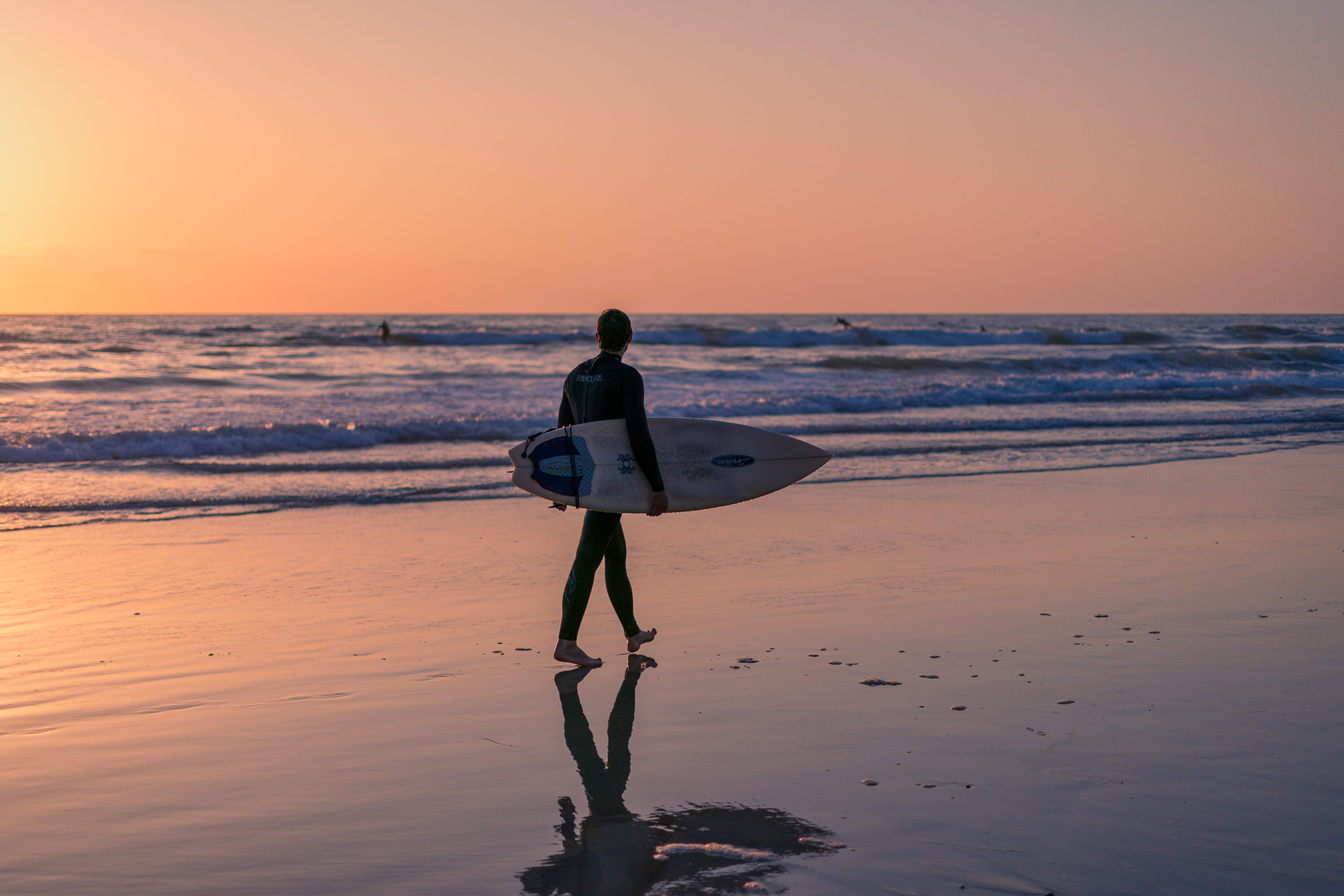 wave, photography, beauty in nature, sky, walking, happy, healthy, horizon over water, sand, outdoor, sea, lifestyle, ocean, aquatic sport, horizon, lifestyles, HD Wallpaper