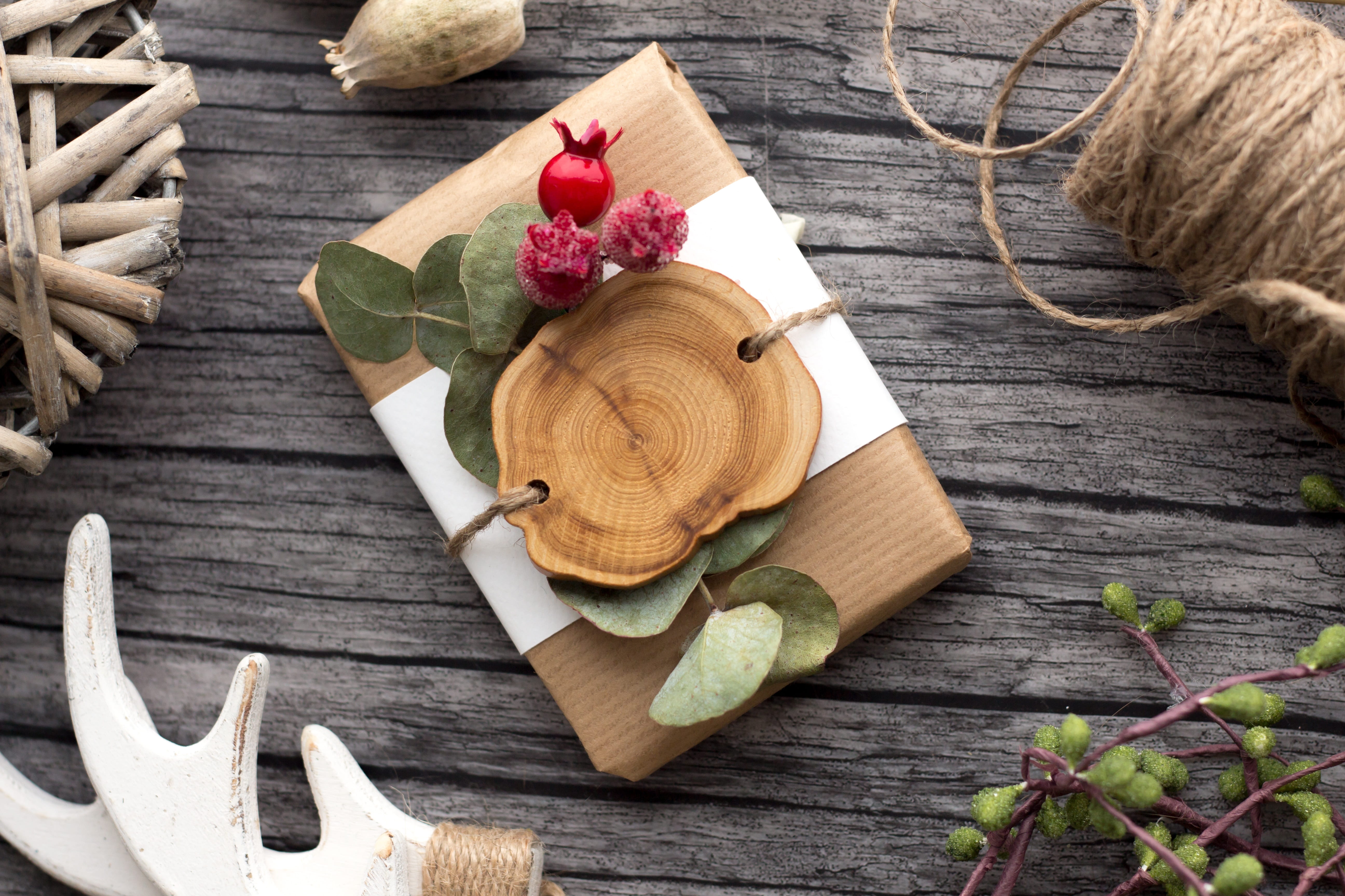 high angle view, beauty in nature, idea, instagram, gift, background, wrapper, wood, tag, frame, flowering plant, decor, leaf, veruca, hat, freshness, natural, HD Wallpaper