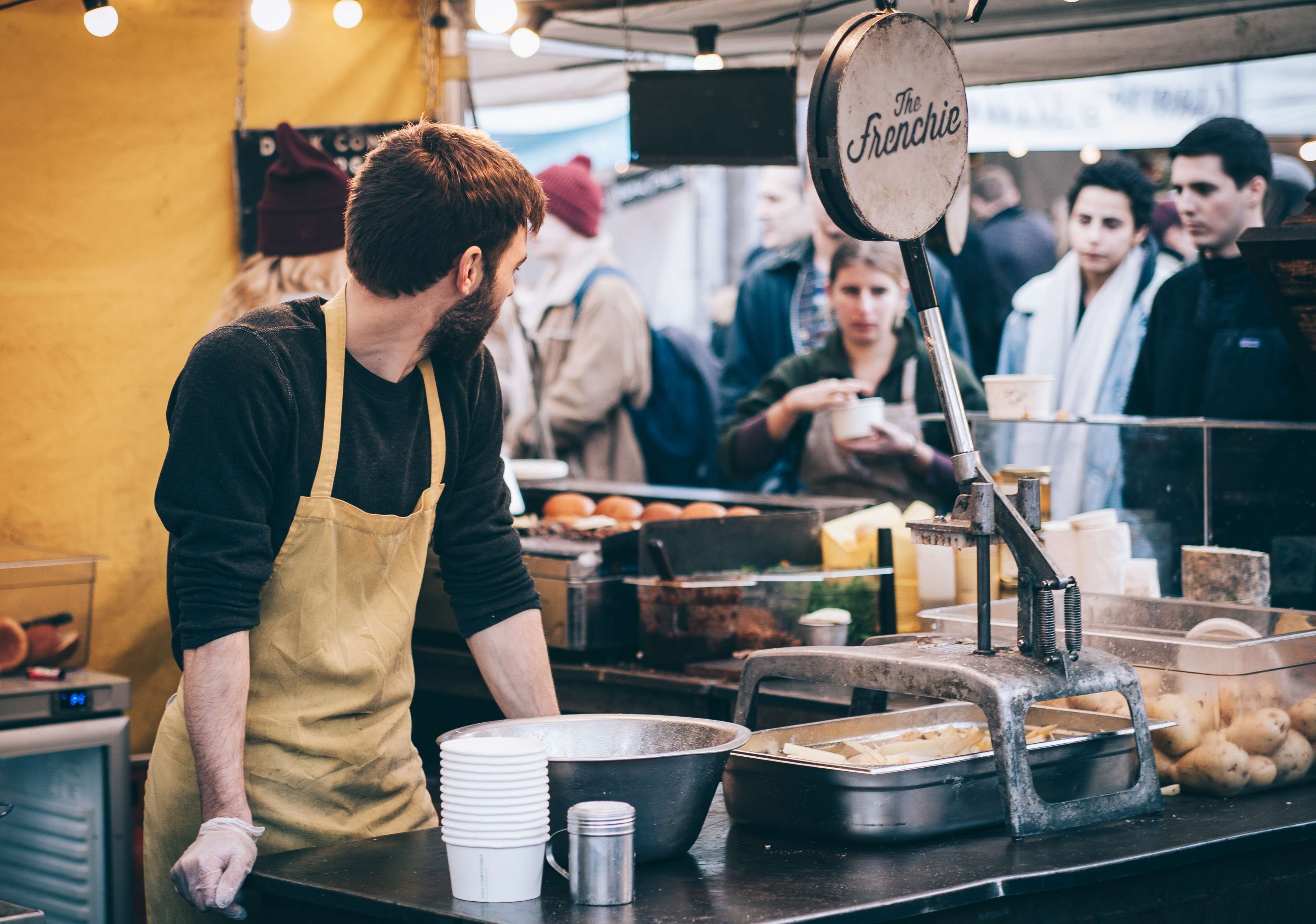 industry, 4K, women, food and drink, focus on foreground, cook, work, market, people, commerce, market stall, men, man, small business, wear, holding, HD Wallpaper