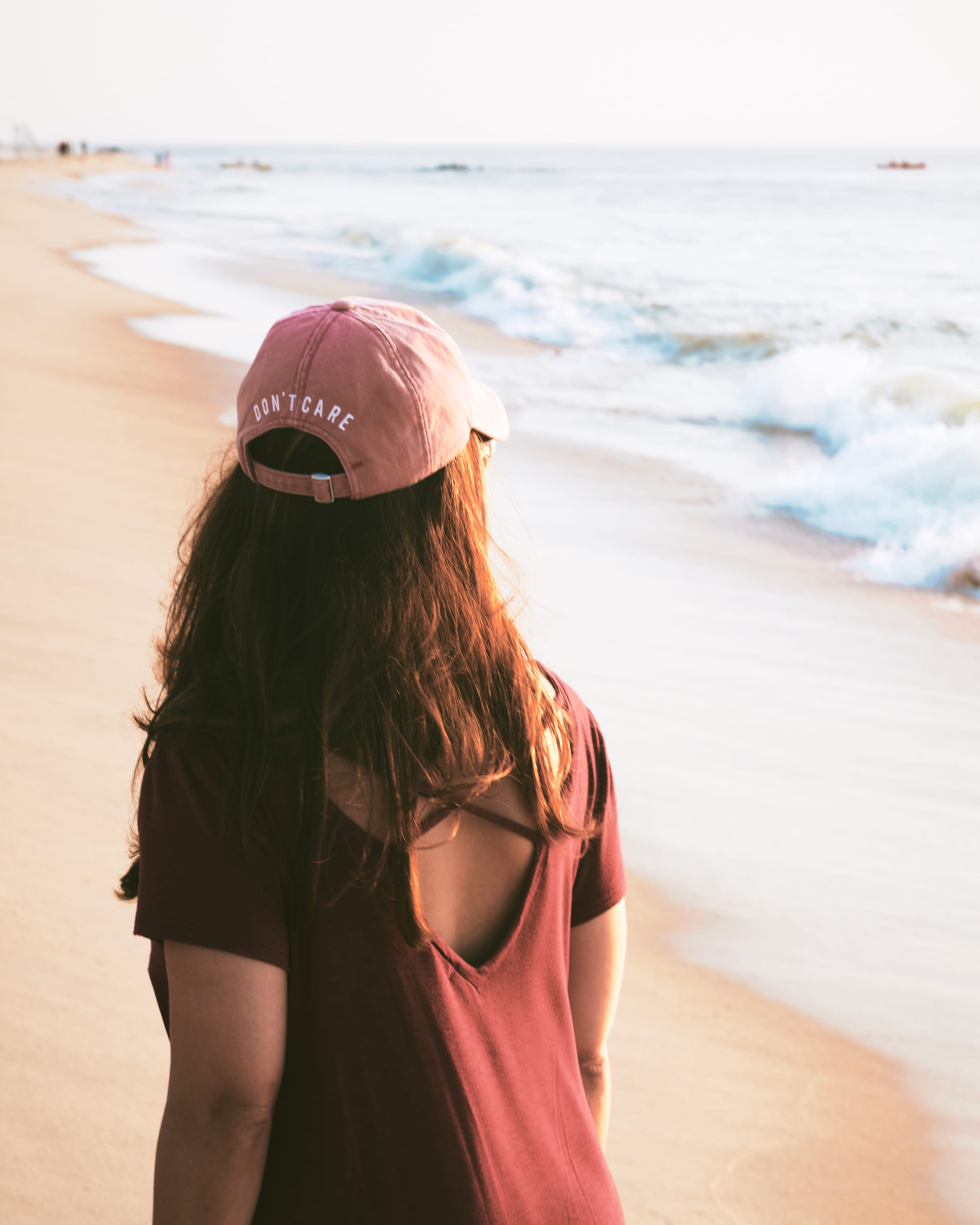 walking, woman, coast, 2K, brown hair, fashion, hair, women, hat, shore, lifestyles, sea, beach, clothing, shoreline, long branch, portrait, water, horizon over water, Phone HD Wallpaper