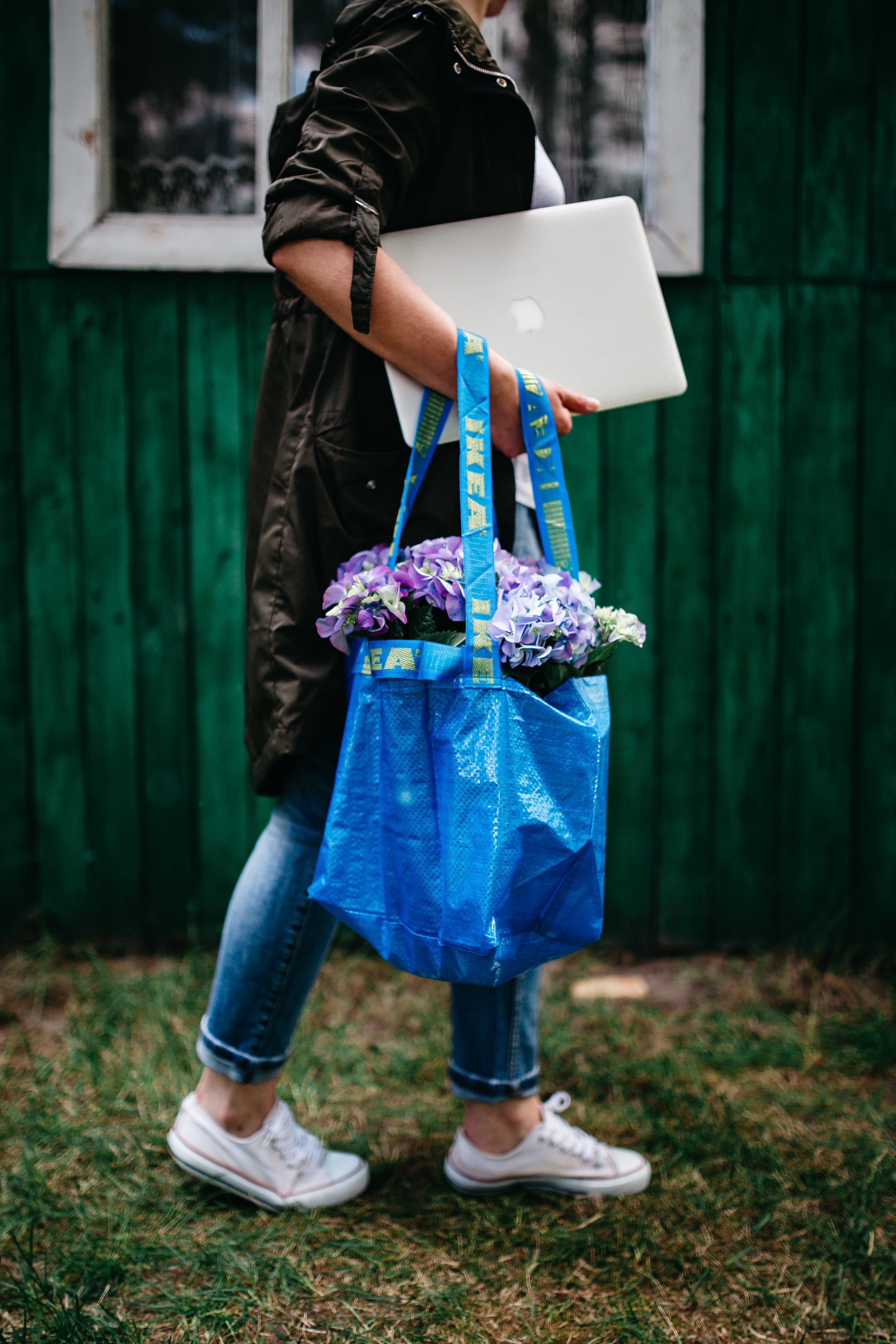 bag, bad, TREND, s, THIS SEASON, casual clothing, real people, lifestyles, plant, flower, field, human body part, season, frakta, adult, nature, Shopping Bag, Phone HD Wallpaper
