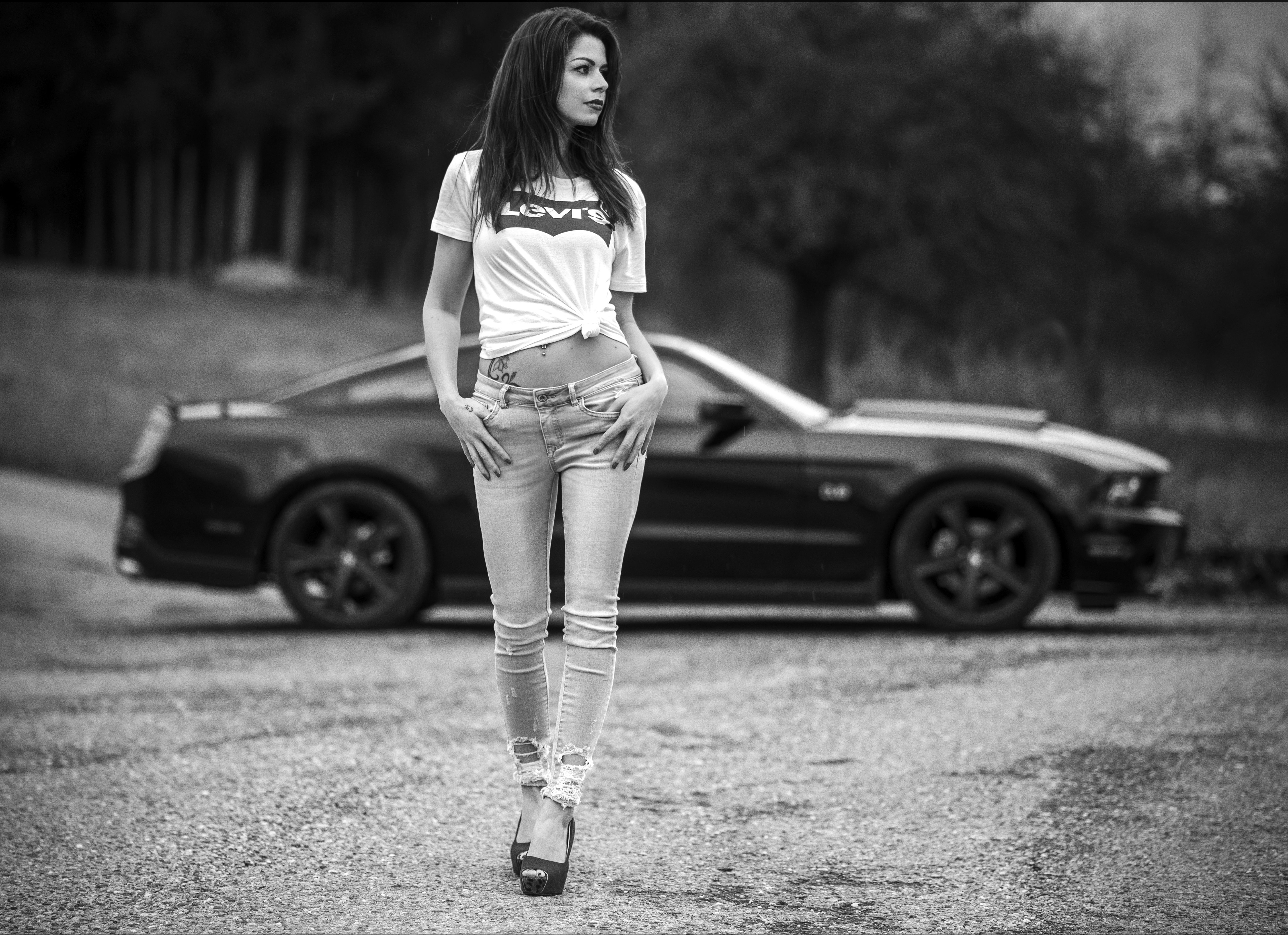 5K, torn jeans  shirt  levis  monochrome  women  jeans  tattoo  high heels  Dean Kaymak, HD Wallpaper