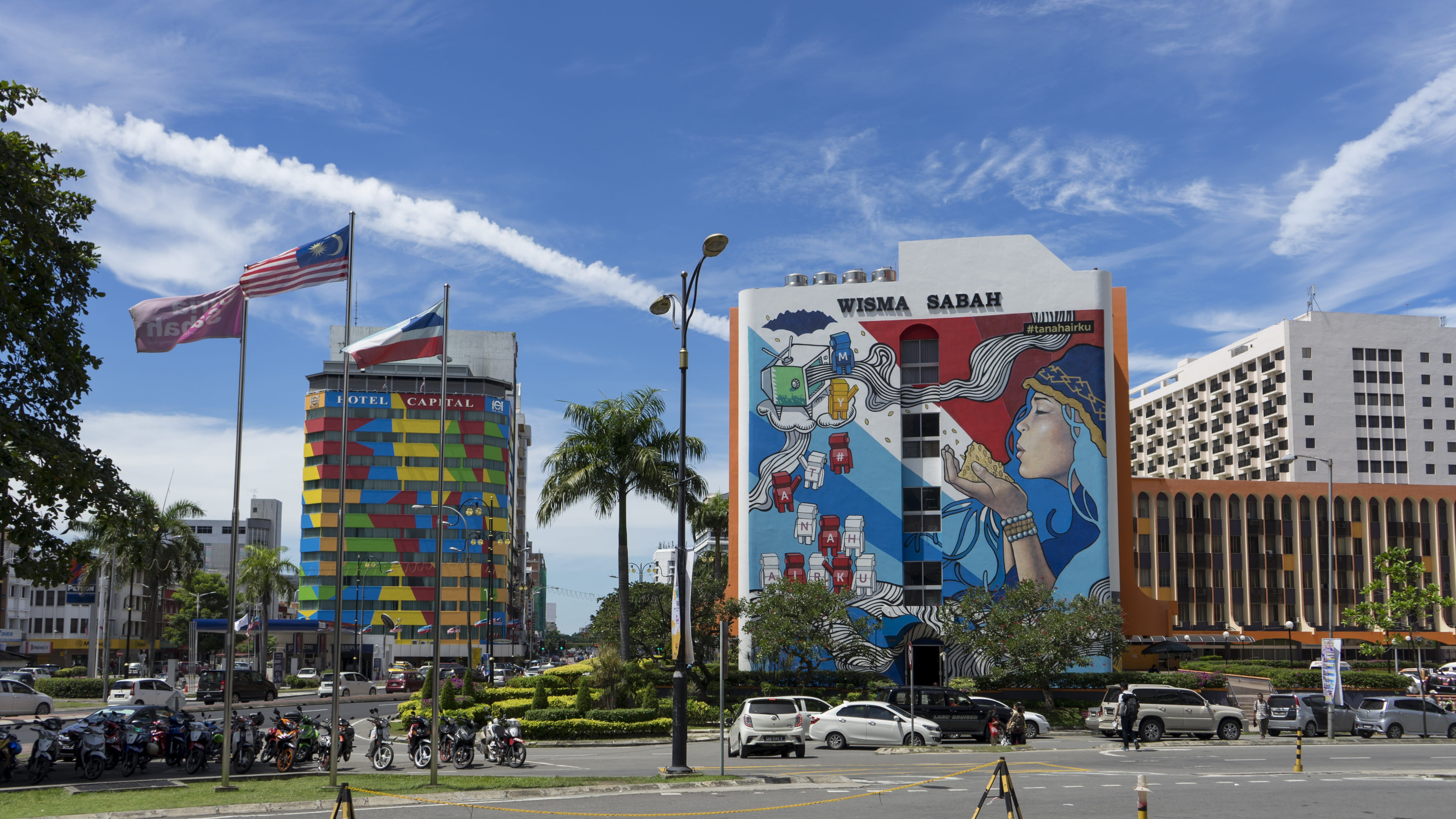 travel, street view, restaurant, skyscraper, architecture, sign, urban, house, mode of transportation, land vehicle, built structure, city, text, city centre, HD Wallpaper