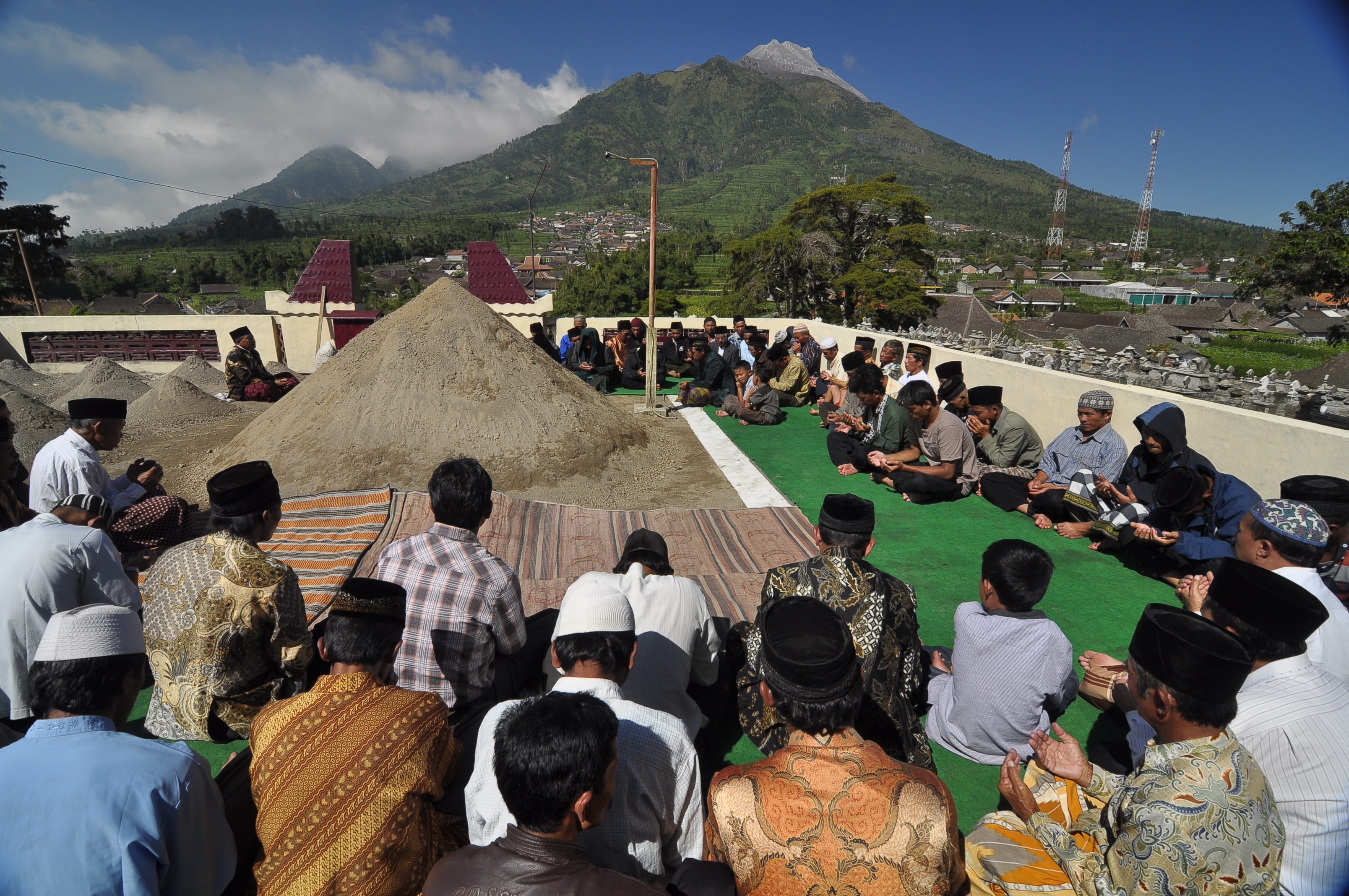 crowd, women, central java, architecture, adult, sunlight, 2K, building exterior, mount merapi, indonesian, lifestyles, real people, leisure activity, HD Wallpaper