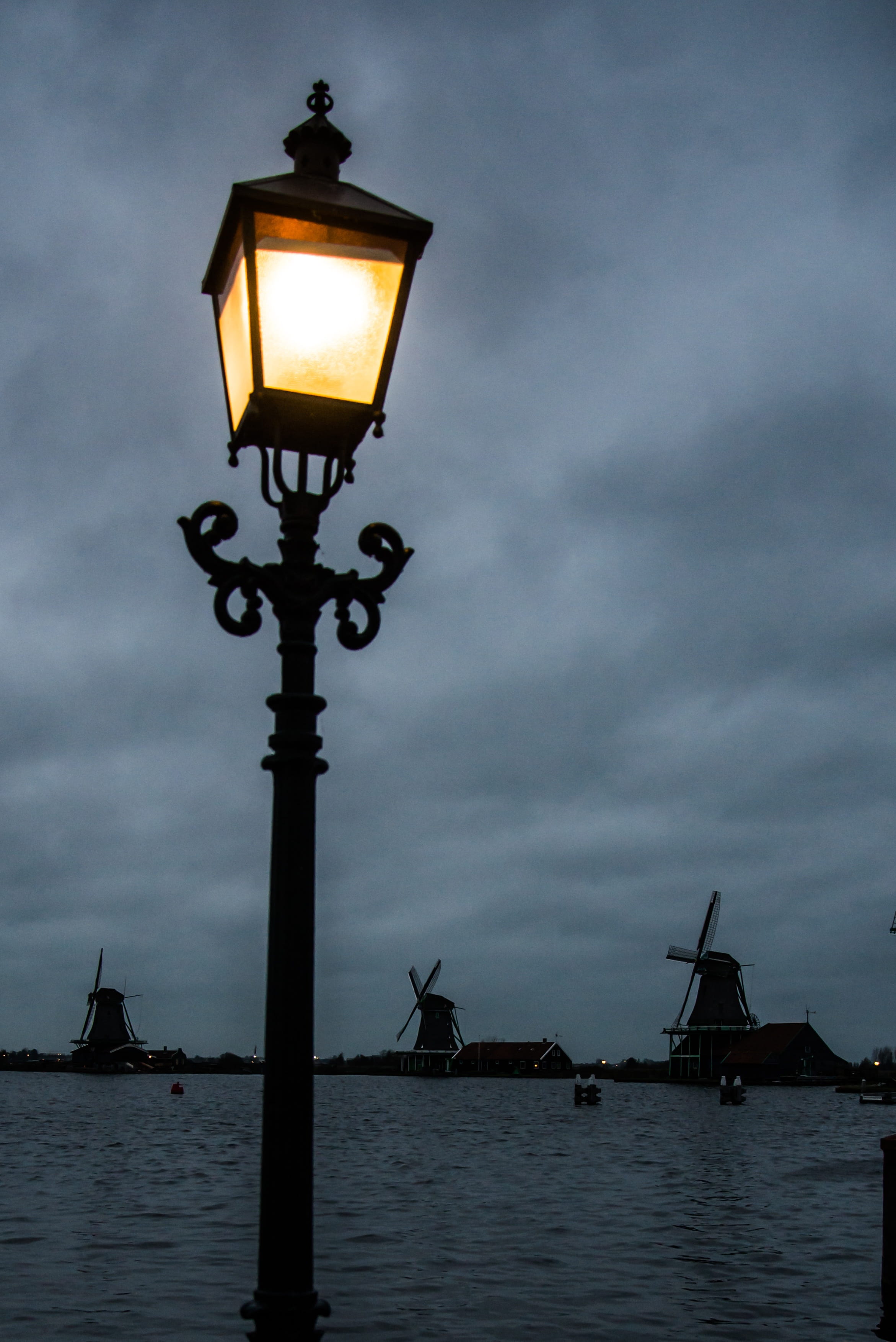 traditional, street light, illuminated, sea, village, mill, holland, electric lamp, electric light, lantern, light, 2K, dutch, canal, zaandam, shore, dusk, Phone HD Wallpaper