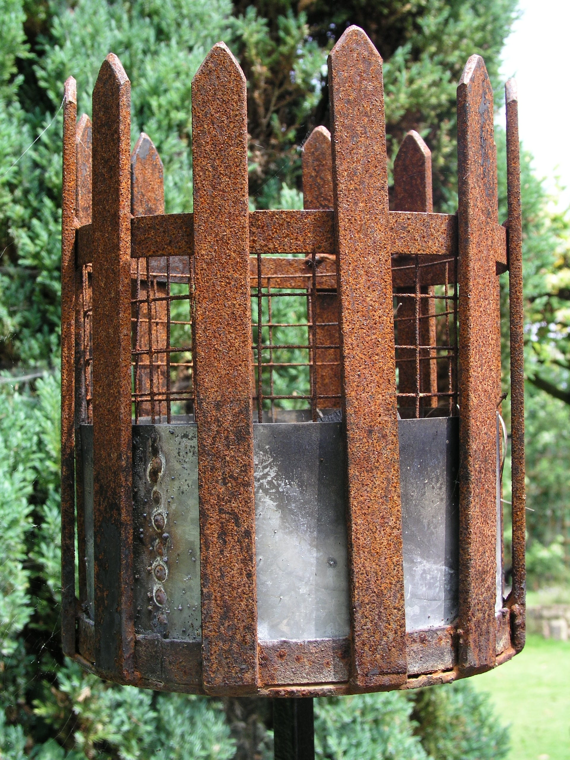 garden, old, barrier, metal, wood - material, nature, rust, focus on foreground, grave, weathered, 2K, boundary, rusty, security, day, plant, protection, Phone HD Wallpaper