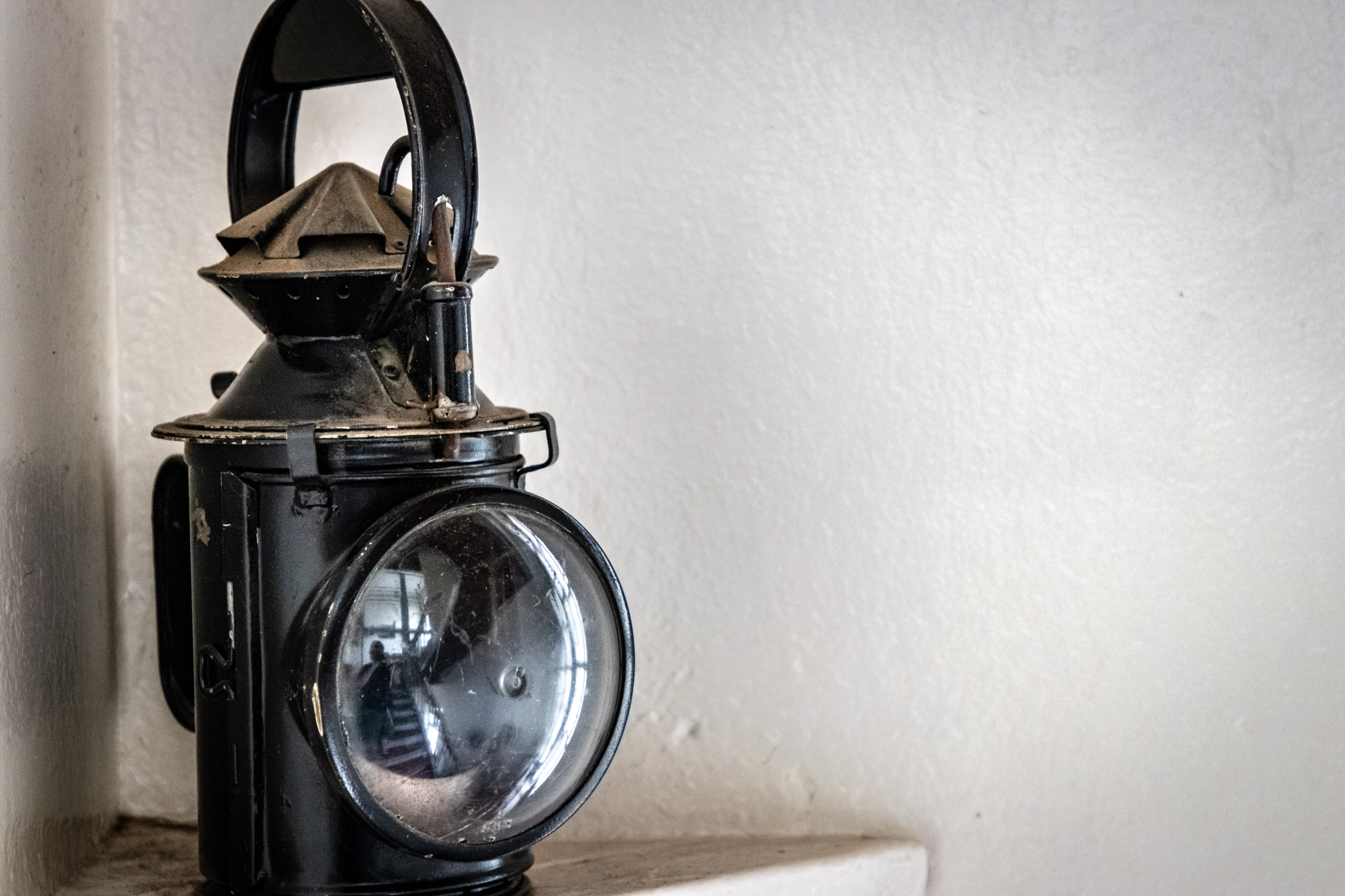 copy space, video camera, lighting equipment, torch, clothes iron, electric lamp, still life, antique, close-up, appliance, home, camera, home interior, HD Wallpaper
