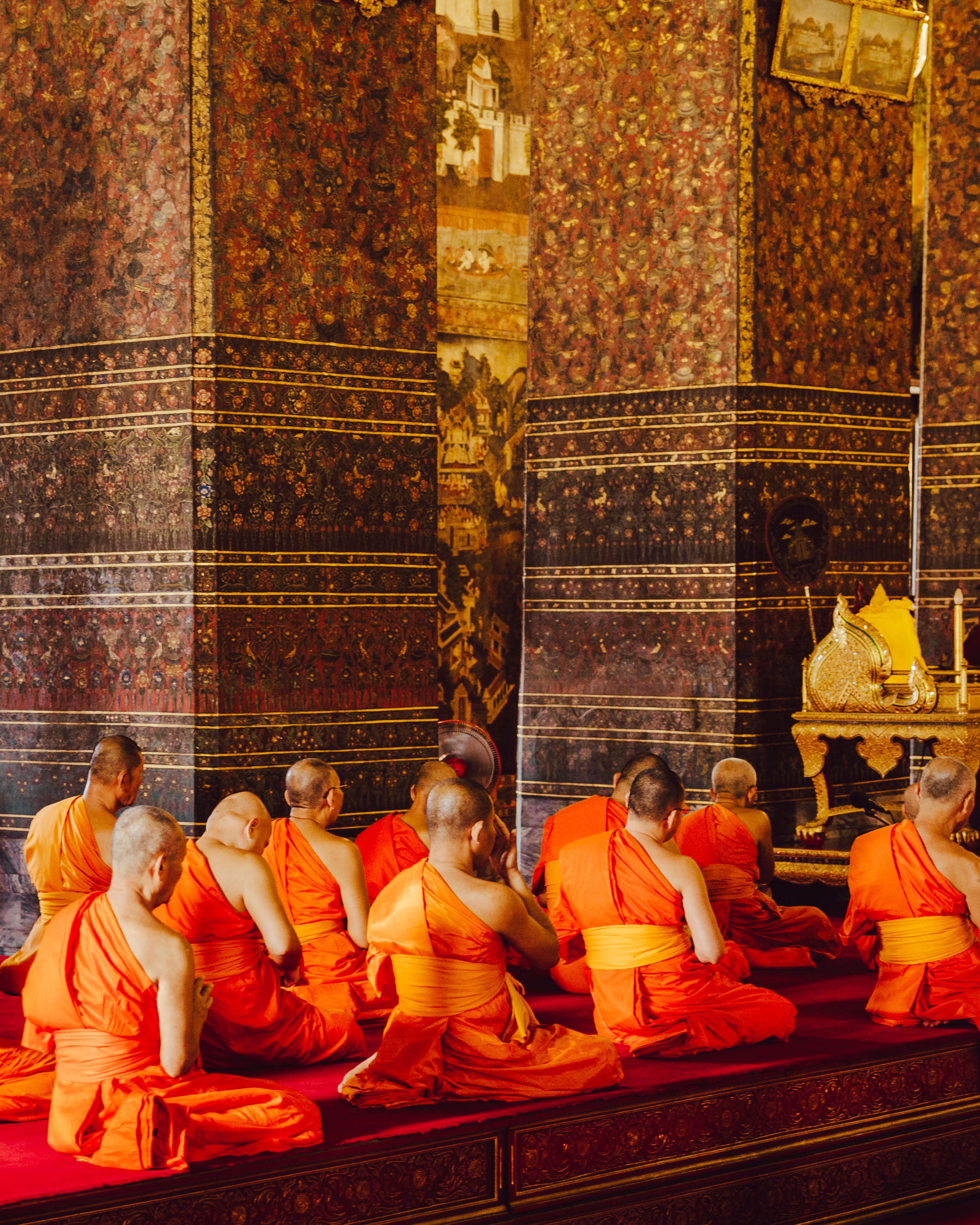 sculpture, 2K, temple, art and craft, meditating, monks, building, built structure, wearing, male likeness, monk, altar, belief, orange, group of people, Phone HD Wallpaper